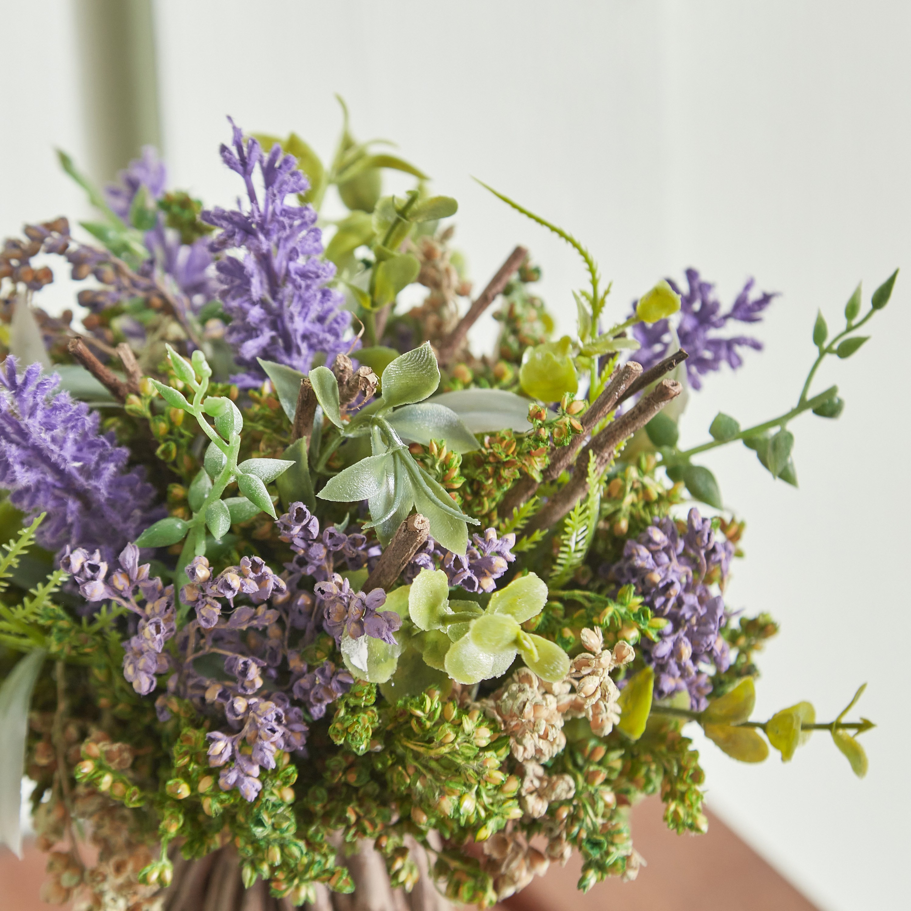 ديكور طاولة بوكيه غصين لافندر من فيونا - 15x15x18 سم-hbxdecorandfurnishings-homeaccessories-artificialflowersandplants-image-2