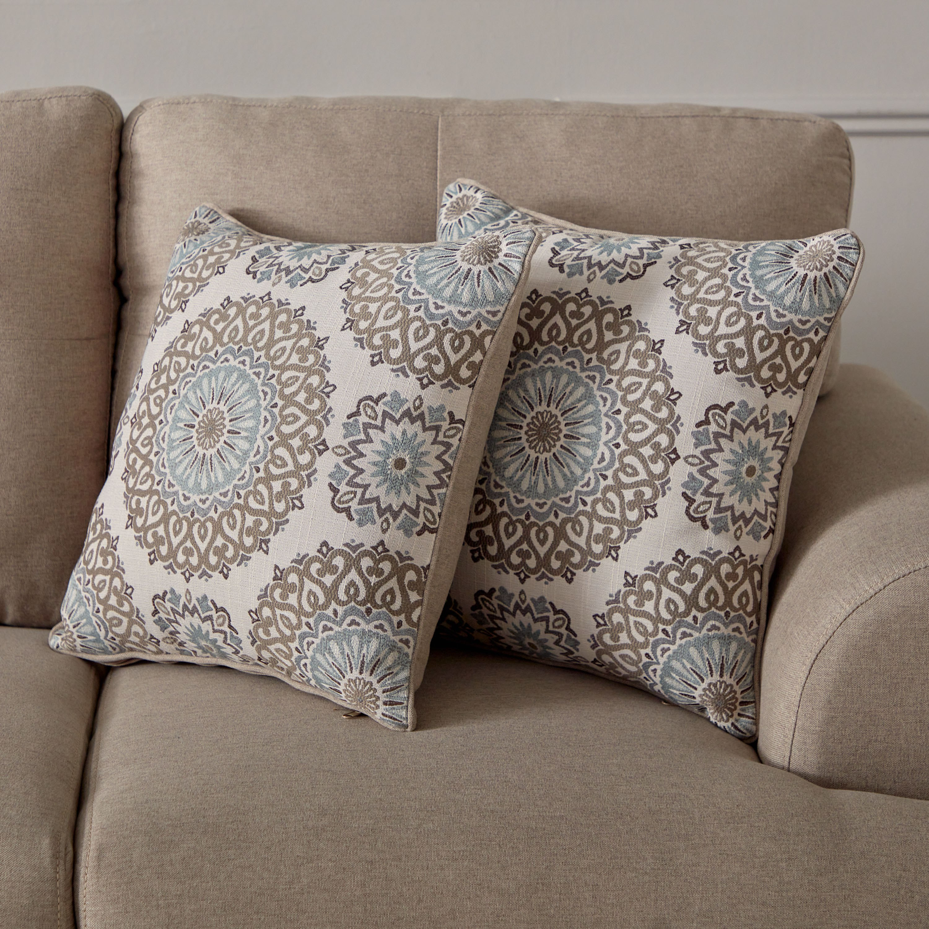 كنبة 3 مقاعد مع وسادتين من إستيلا-hbxlivingroom-sofasandarmchairs-sofas-image-6