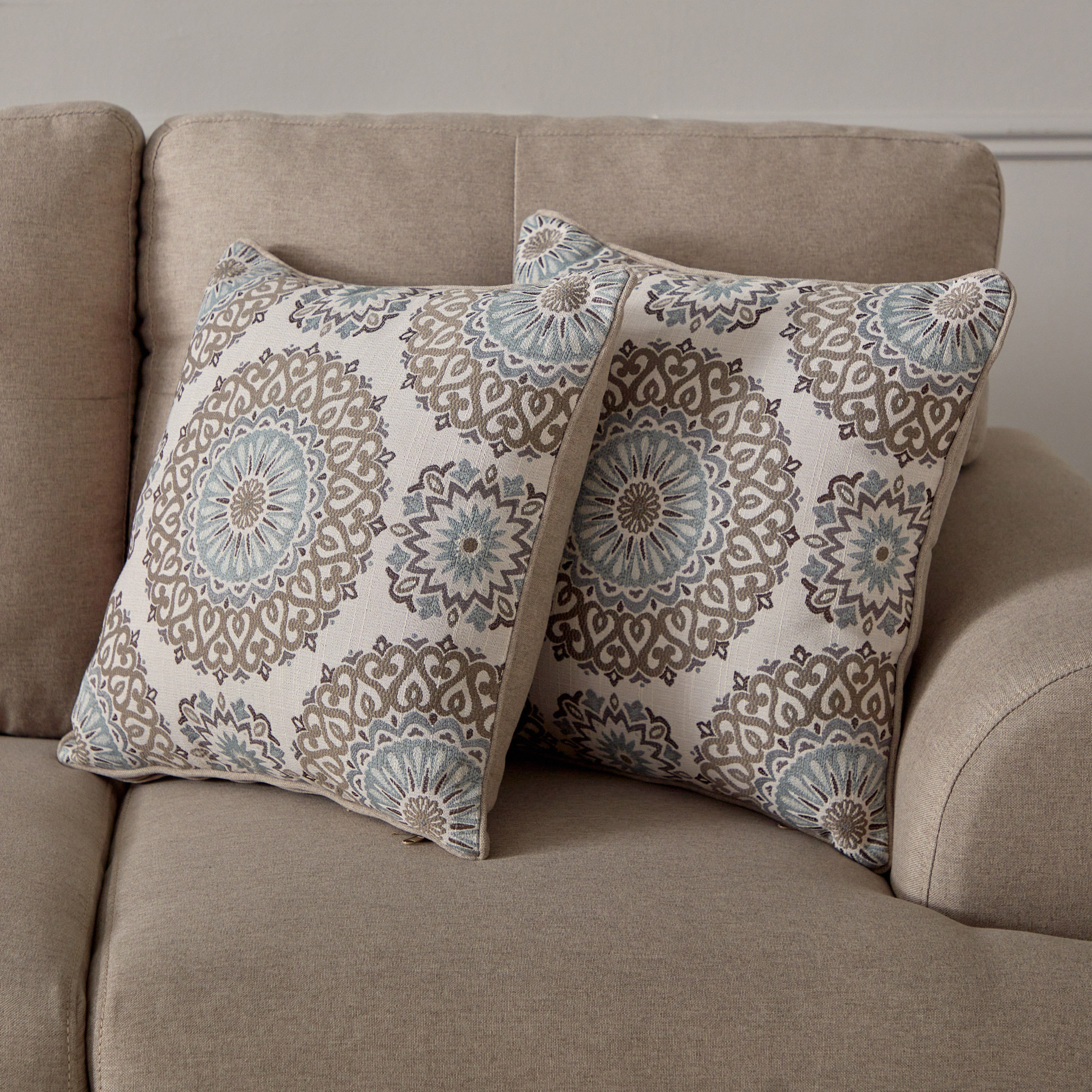 كنبة مقعدين مع وسادتين من إستيلا-hbxlivingroom-sofasandarmchairs-sofas-image-7