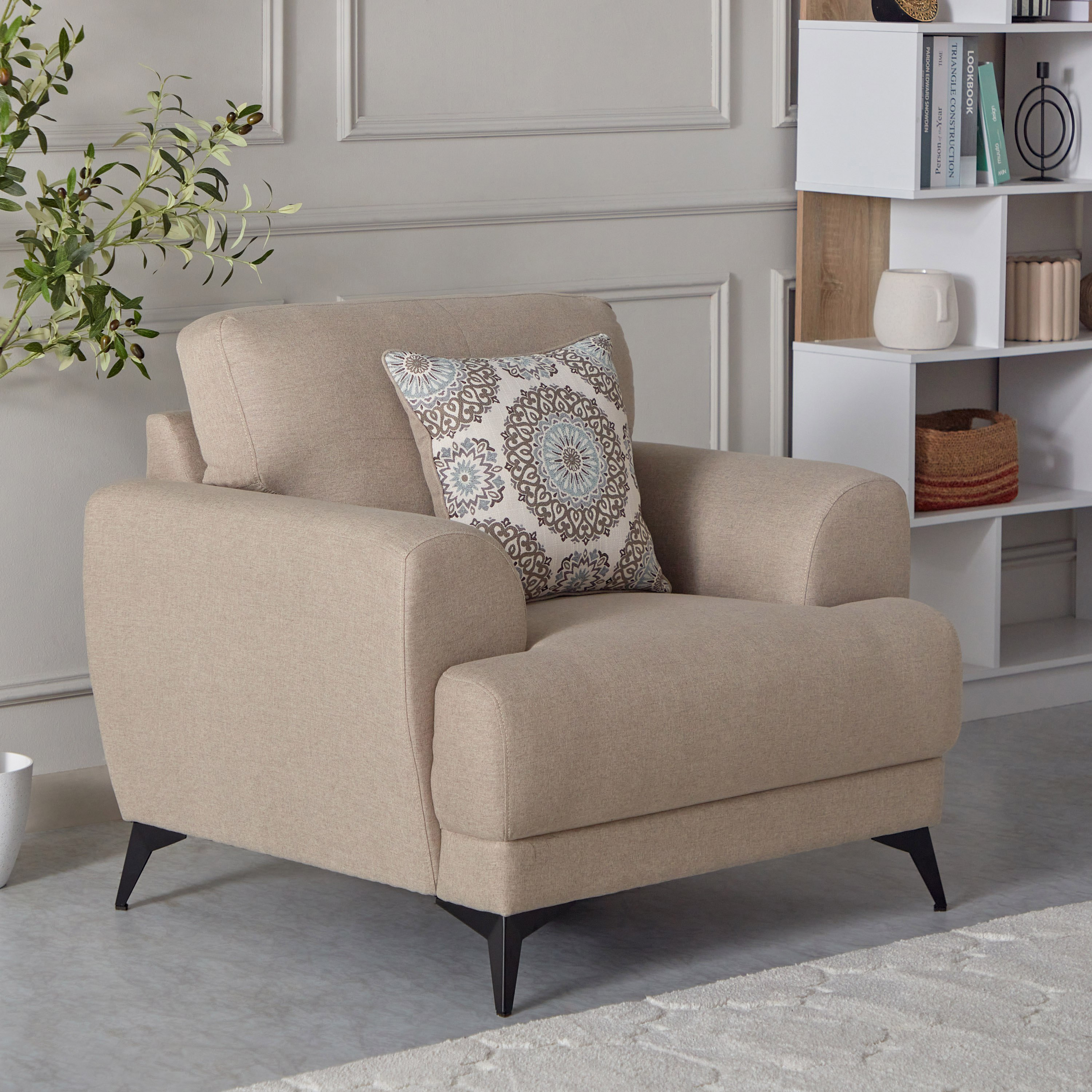 كرسي بمساند ذراعين مع وسادة من إستيلا-hbxlivingroom-sofasandarmchairs-sofas-image-1