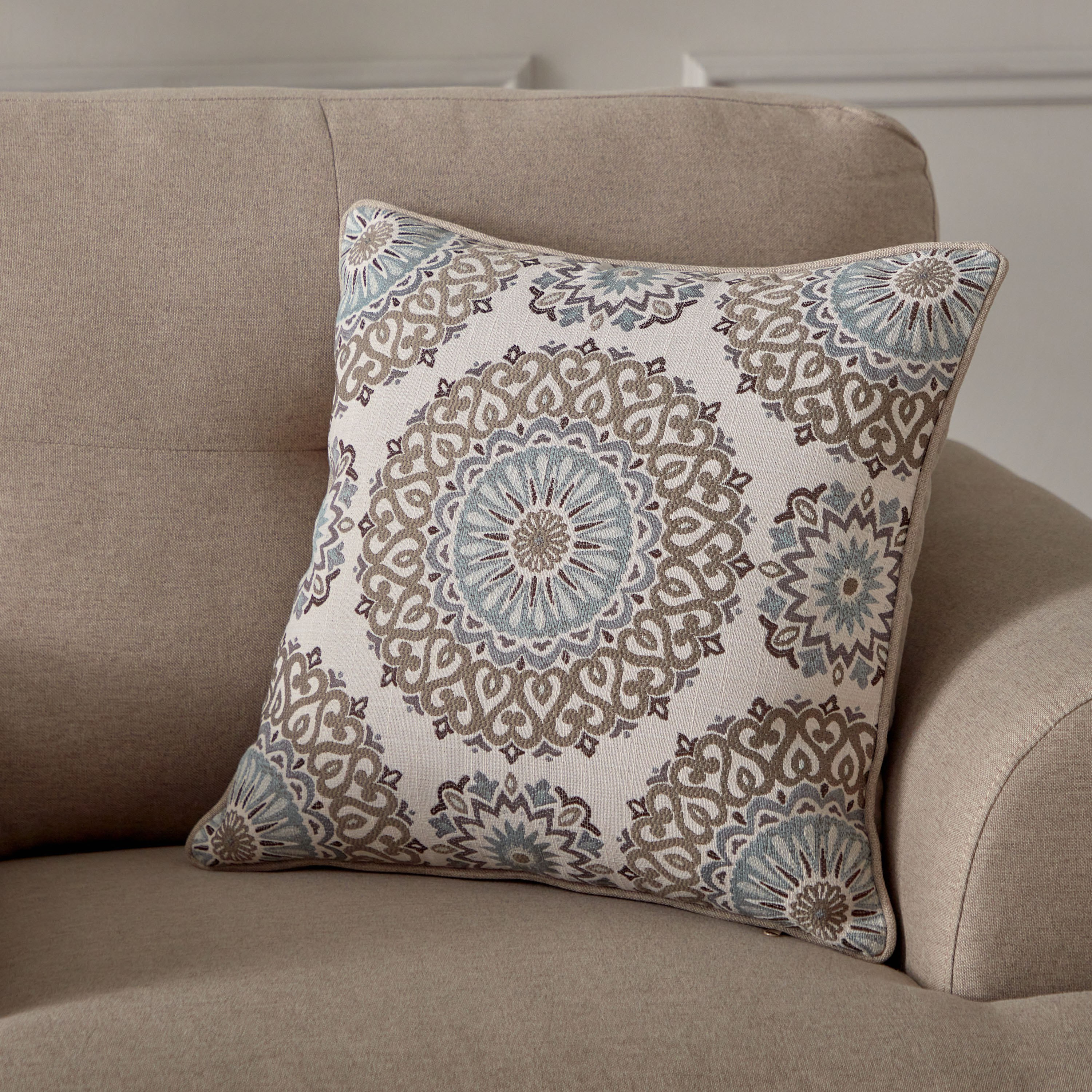 كرسي بمساند ذراعين مع وسادة من إستيلا-hbxlivingroom-sofasandarmchairs-sofas-image-6