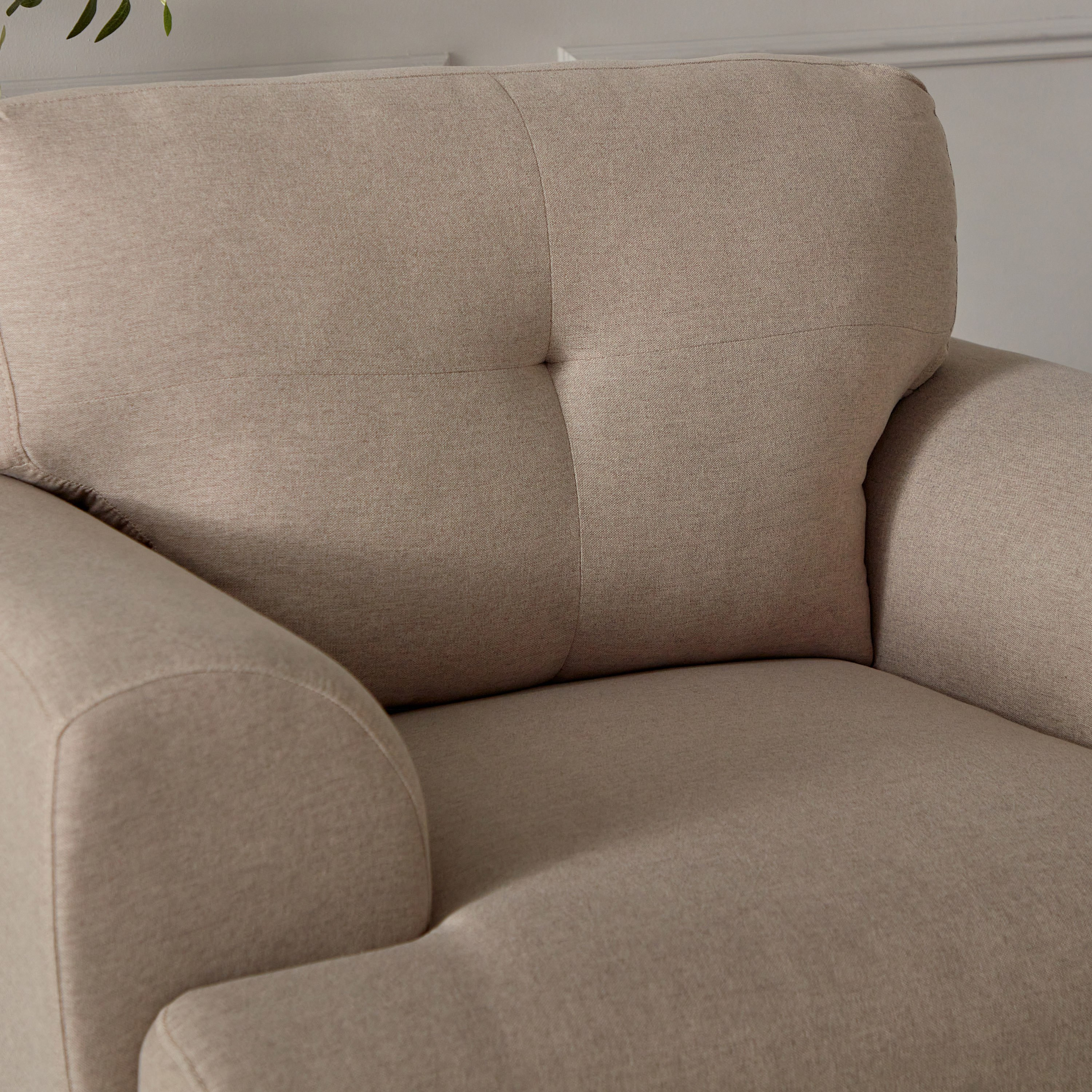 كرسي بمساند ذراعين مع وسادة من إستيلا-hbxlivingroom-sofasandarmchairs-sofas-image-7