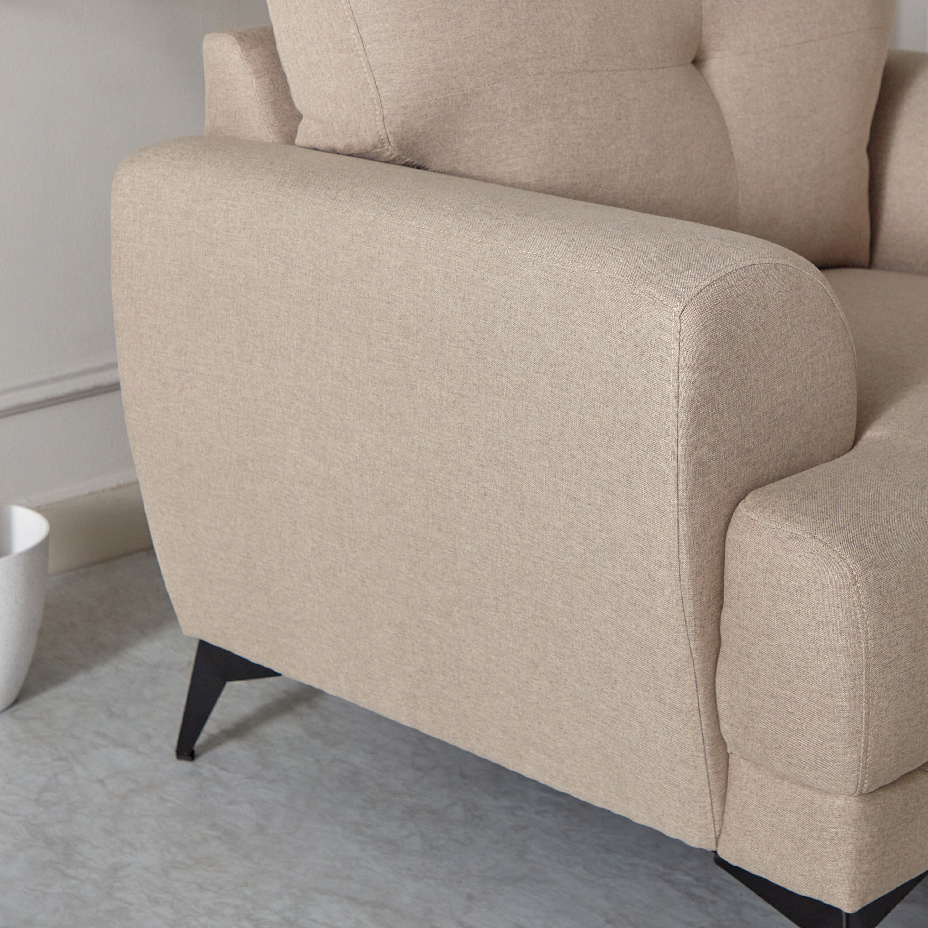 كرسي بمساند ذراعين مع وسادة من إستيلا-hbxlivingroom-sofasandarmchairs-sofas-image-8