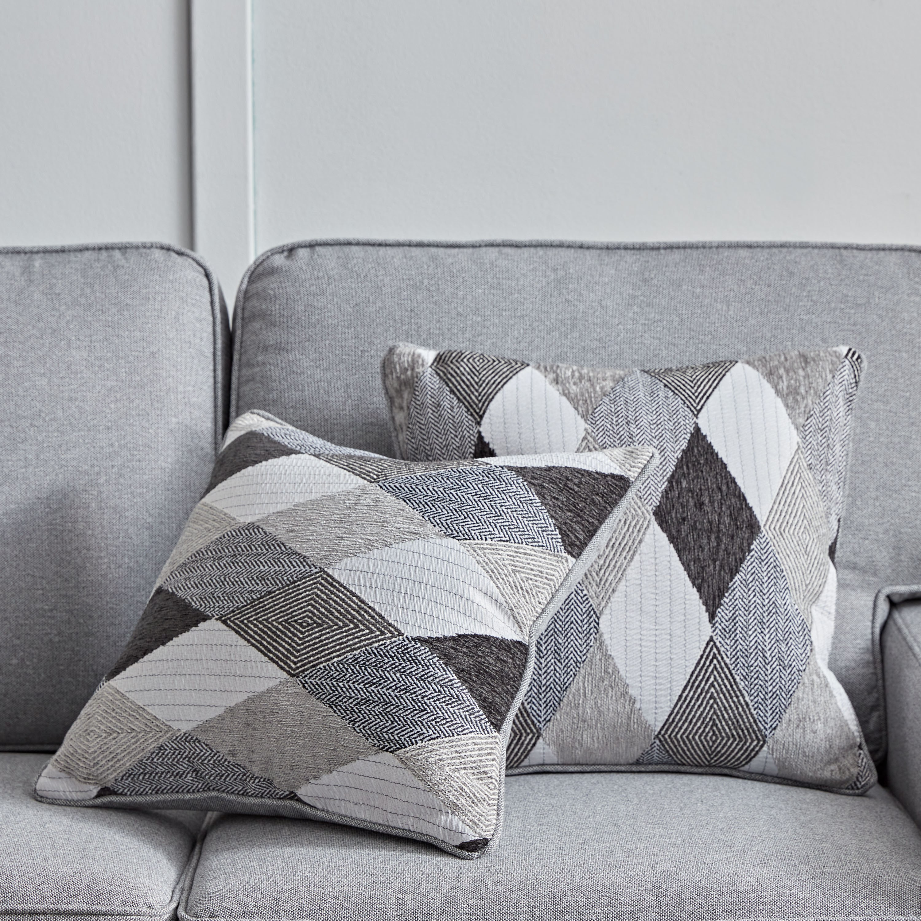 كنبة بمقعدين مع وسادتين من أوليفر-hbxlivingroom-sofasandarmchairs-sofas-image-4