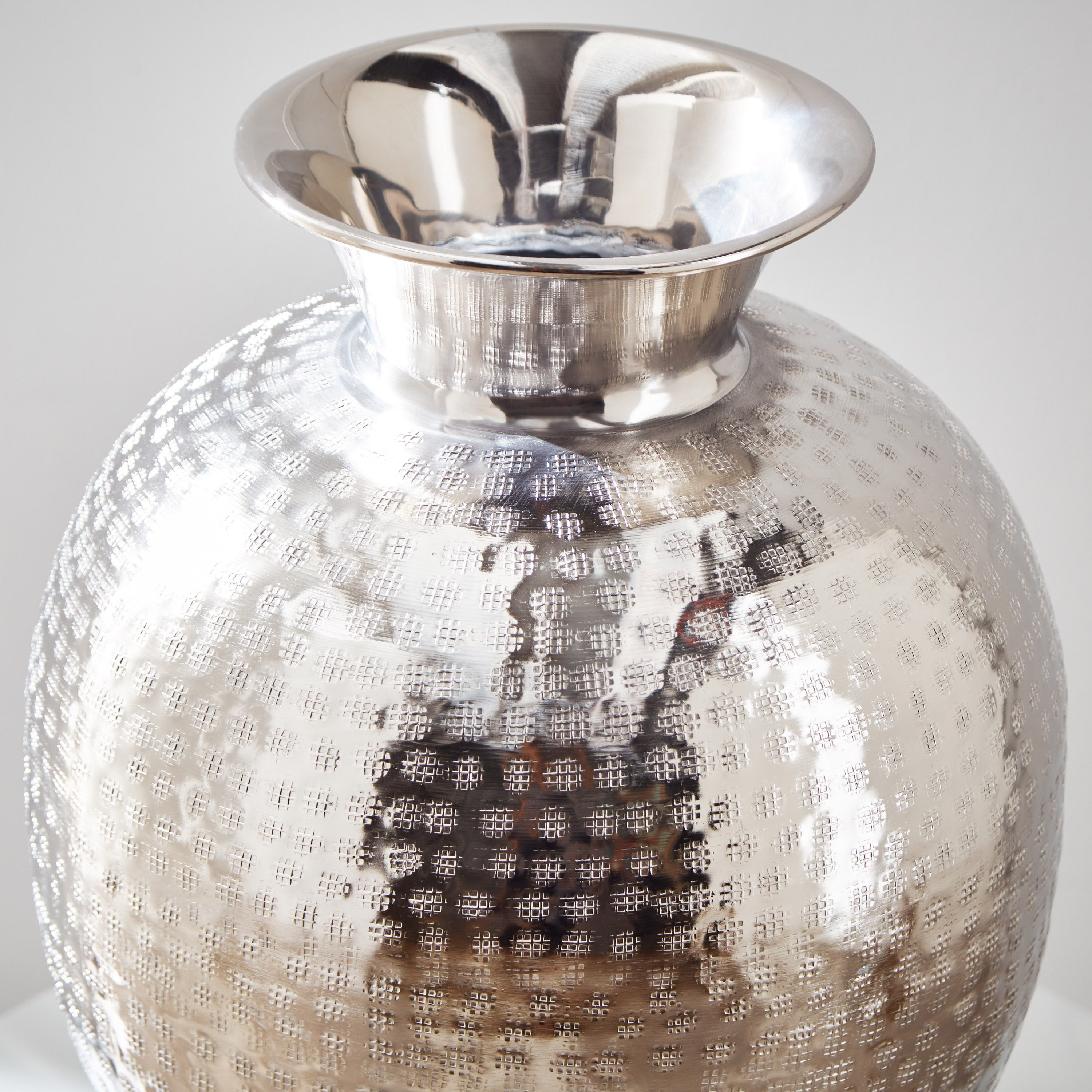 مزهرية معدن مطروقة من سبلينديد - 30x30x40 سم-hbxbedroom-decorandaccessories-vases-image-3