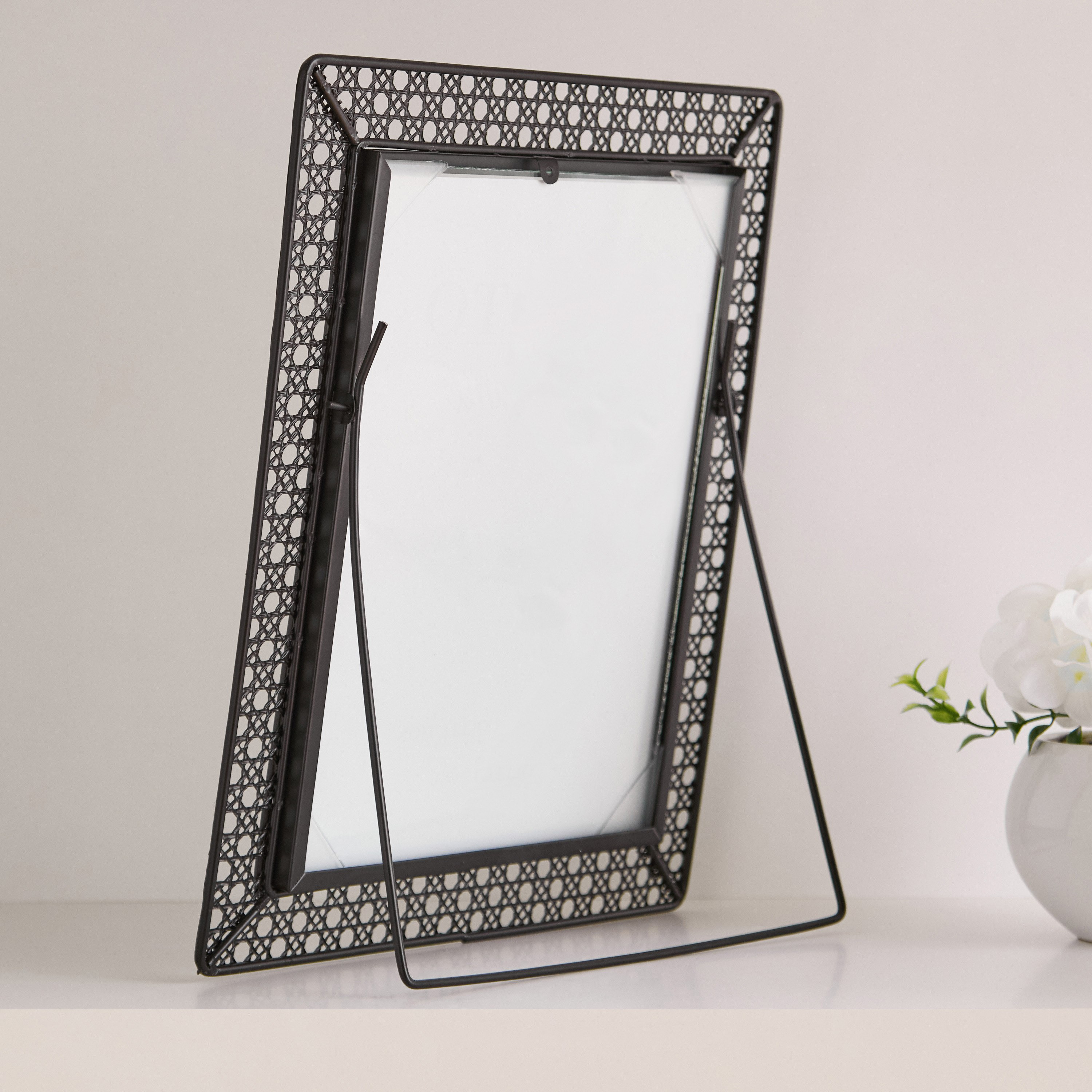 برواز صور معدني قائم 8x10 بوصة - إلبي - 25.5x3x30.5 سم-hbxdiningroom-decorandaccessories-photoframes-image-3