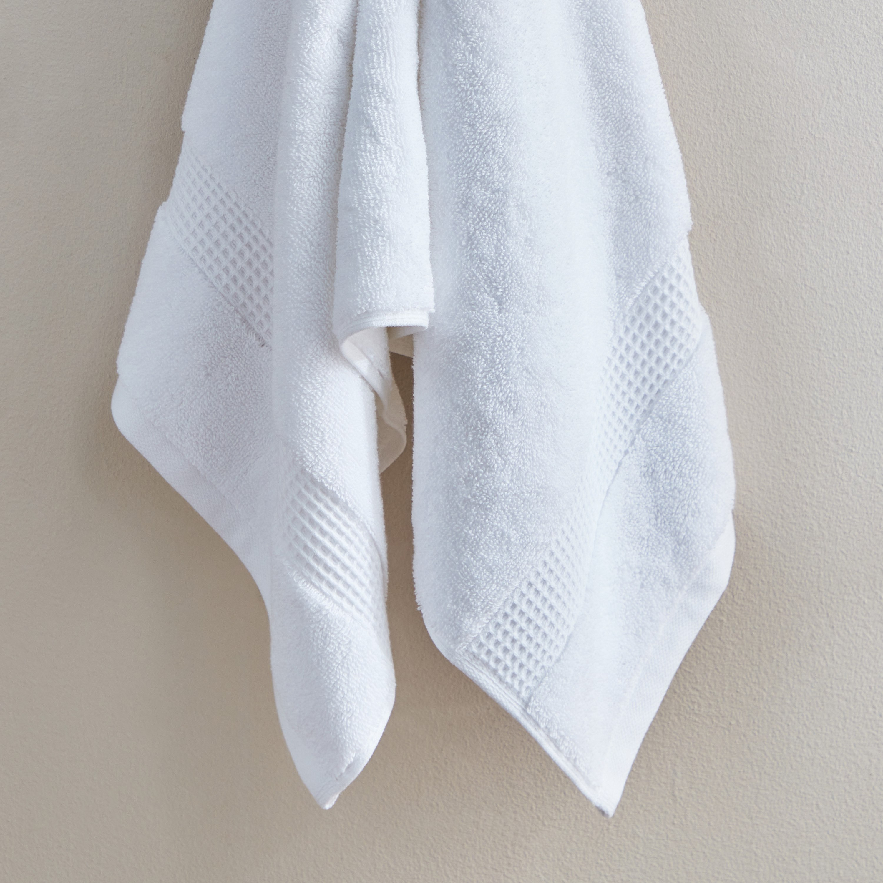 منشفة حمام قطن لوكسي بليس من وايت هافن - 50x90 سم-hbxbathroom-bathroomtextiles-image-3