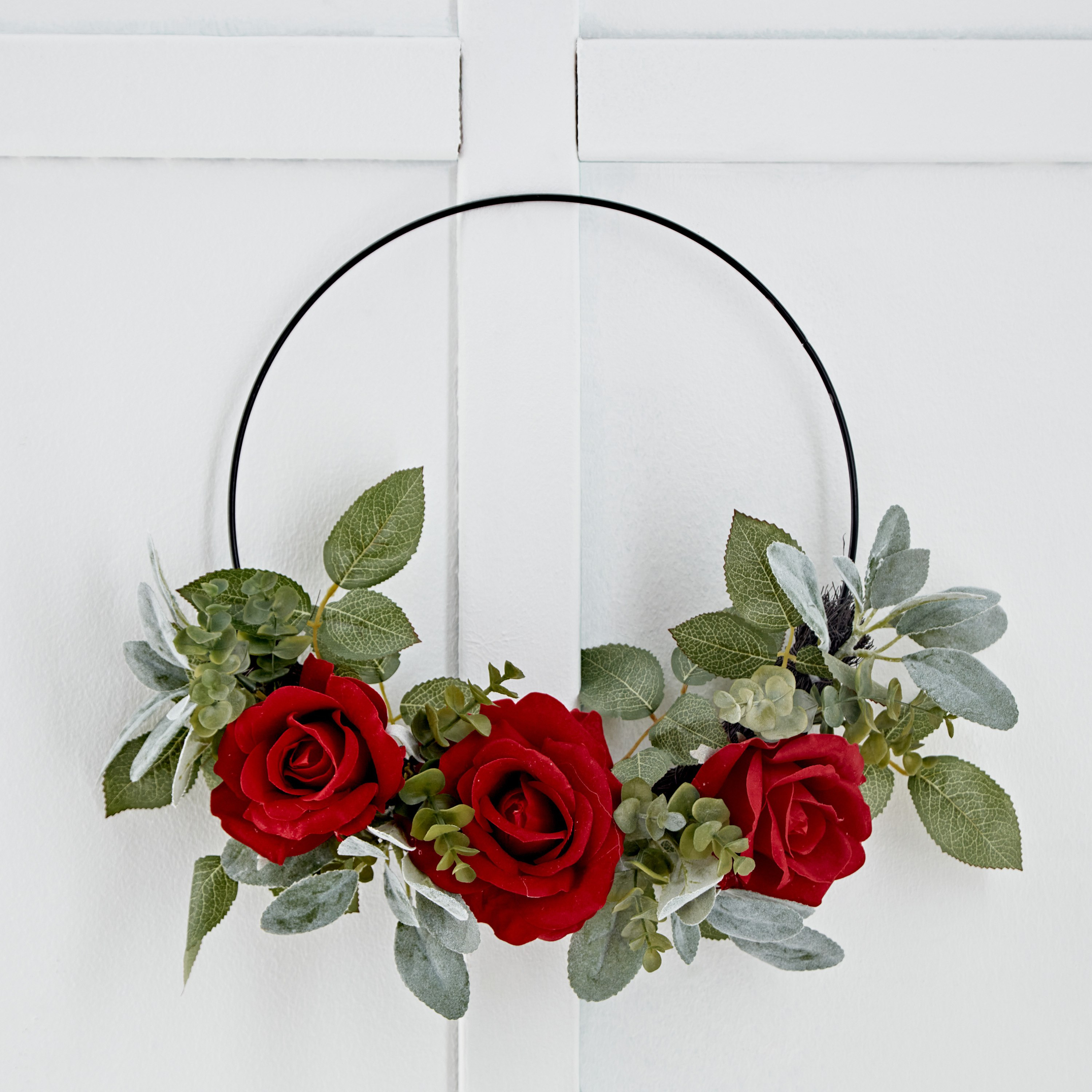 إكليل ورد أحمر مع حلقة معدنية من فلور - 33x33x10 سم-hbxdecorandfurnishings-homeaccessories-artificialflowersandplants-image-2