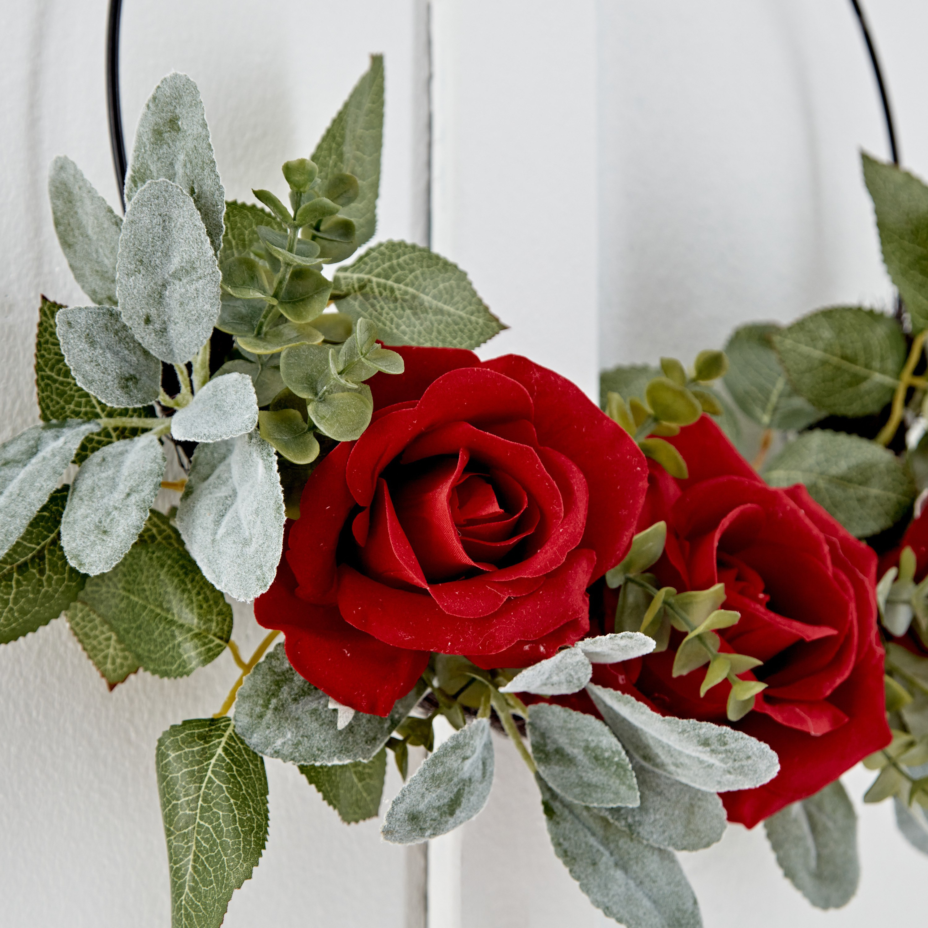 إكليل ورد أحمر مع حلقة معدنية من فلور - 33x33x10 سم-hbxdecorandfurnishings-homeaccessories-artificialflowersandplants-image-3