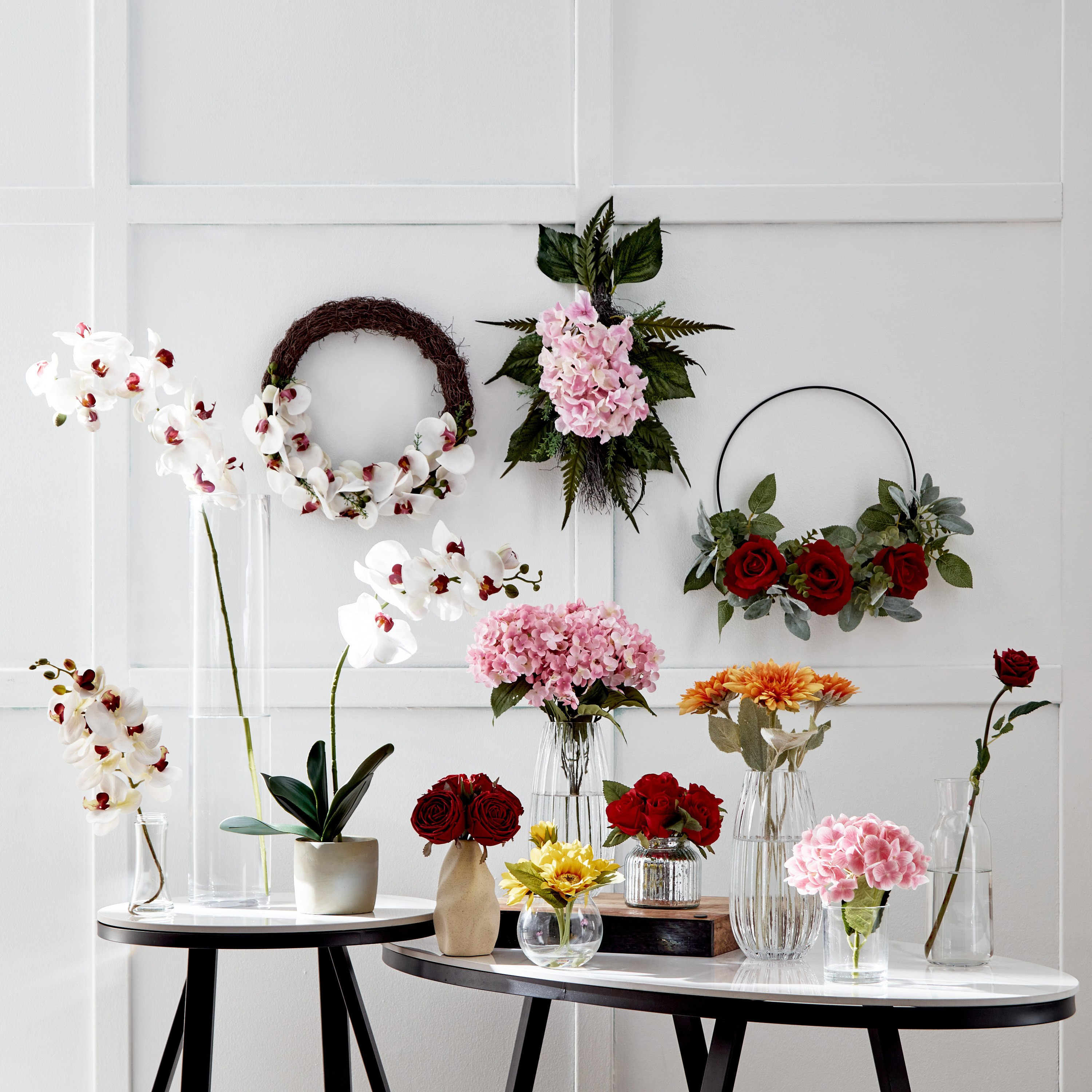 إكليل ورد أحمر مع حلقة معدنية من فلور - 33x33x10 سم-hbxdecorandfurnishings-homeaccessories-artificialflowersandplants-image-4