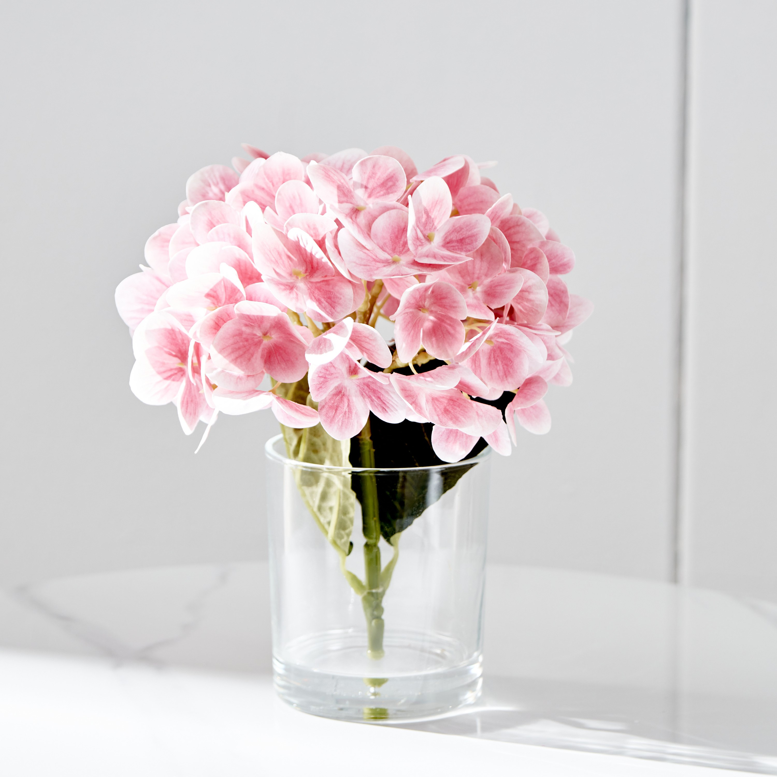 باقة زهور الكوبية بلش في إناء زجاجي من فلور - 15x15x22.5 سم-hbxdecorandfurnishings-homeaccessories-artificialflowersandplants-image-1