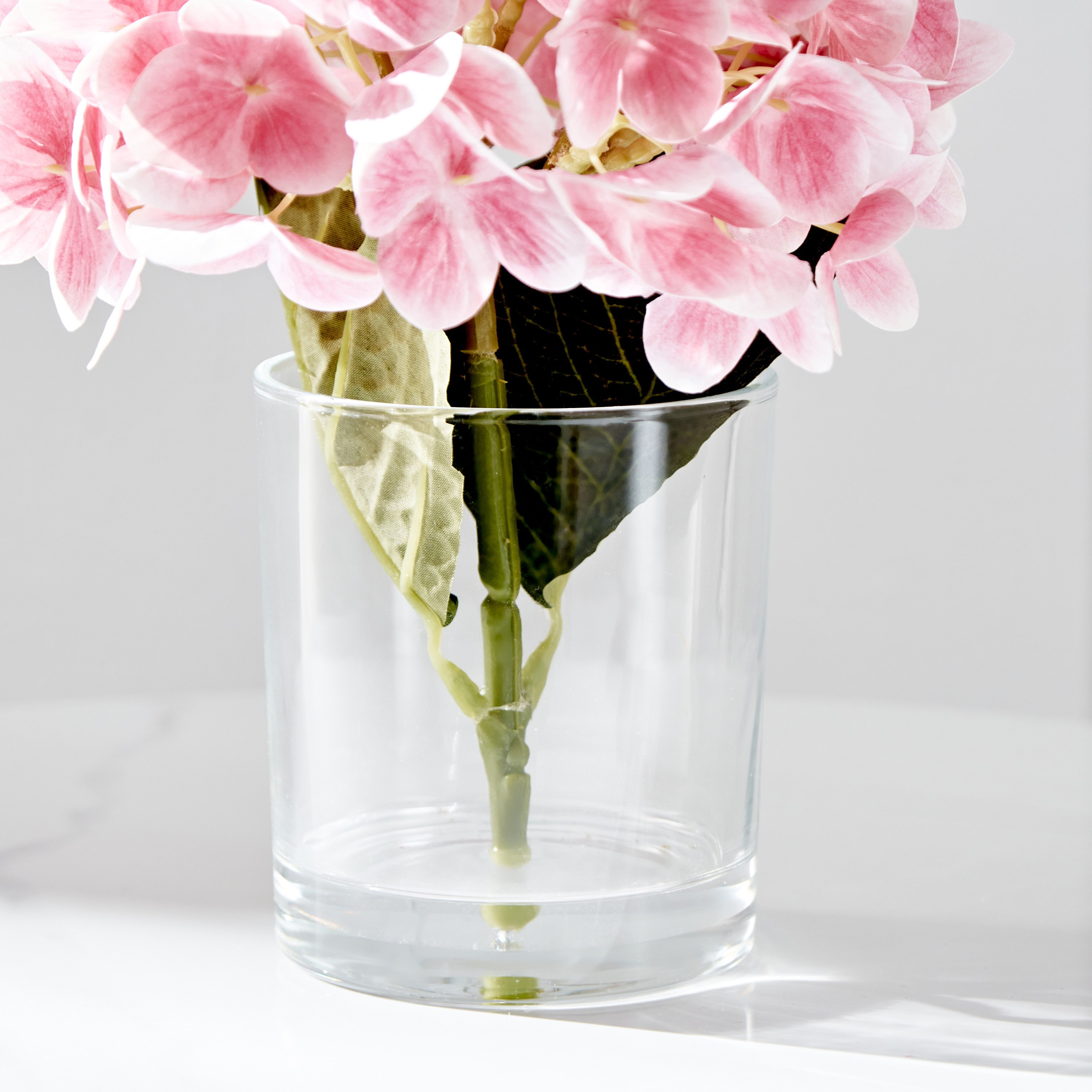 باقة زهور الكوبية بلش في إناء زجاجي من فلور - 15x15x22.5 سم-hbxdecorandfurnishings-homeaccessories-artificialflowersandplants-image-2
