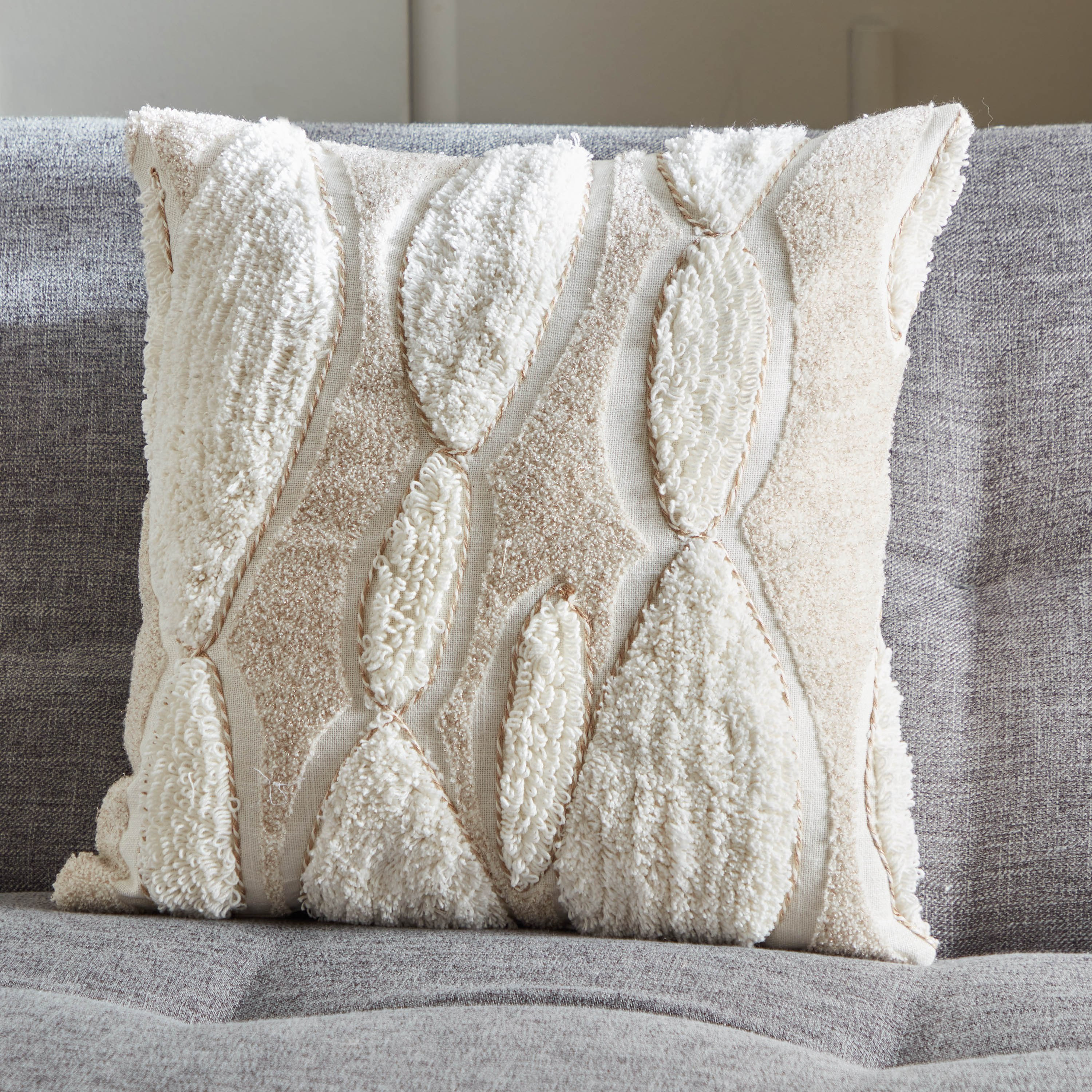 وسادة محشوة معنقدة من البتراء- 45x45 سم-hbxlivingroom-furnishings-cushionsandcovers-filledcushions-image-1