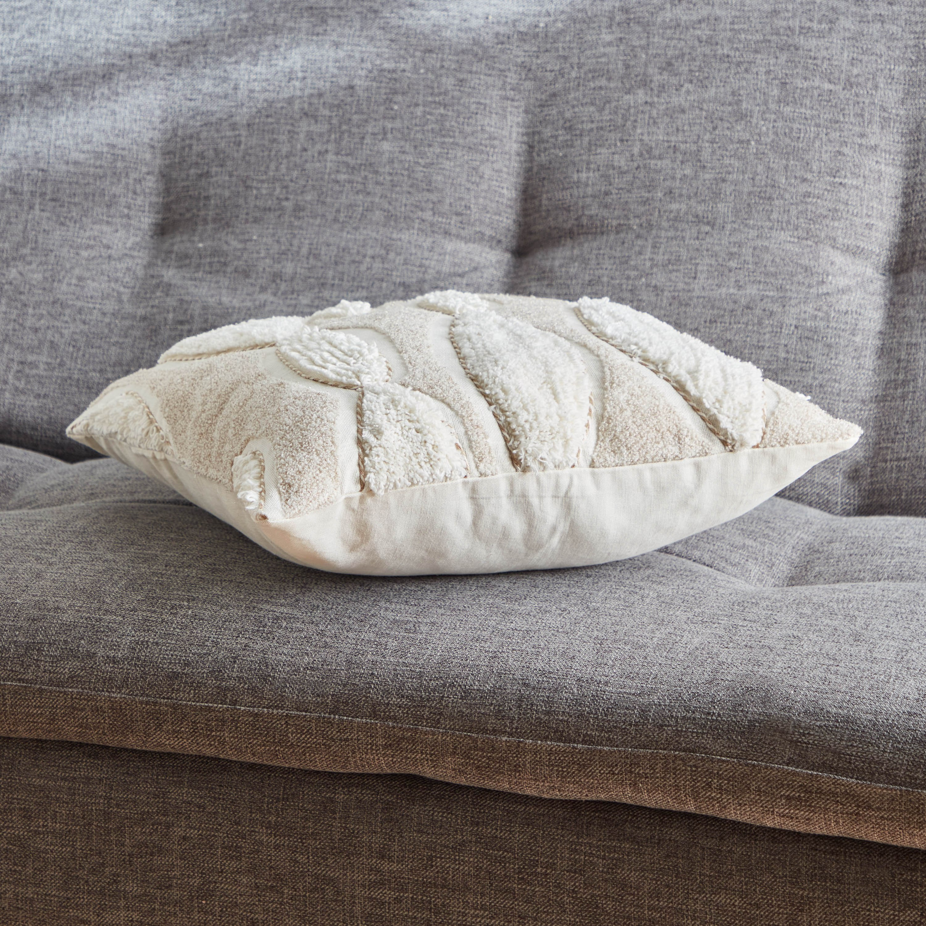 وسادة محشوة معنقدة من البتراء- 45x45 سم-hbxlivingroom-furnishings-cushionsandcovers-filledcushions-image-3
