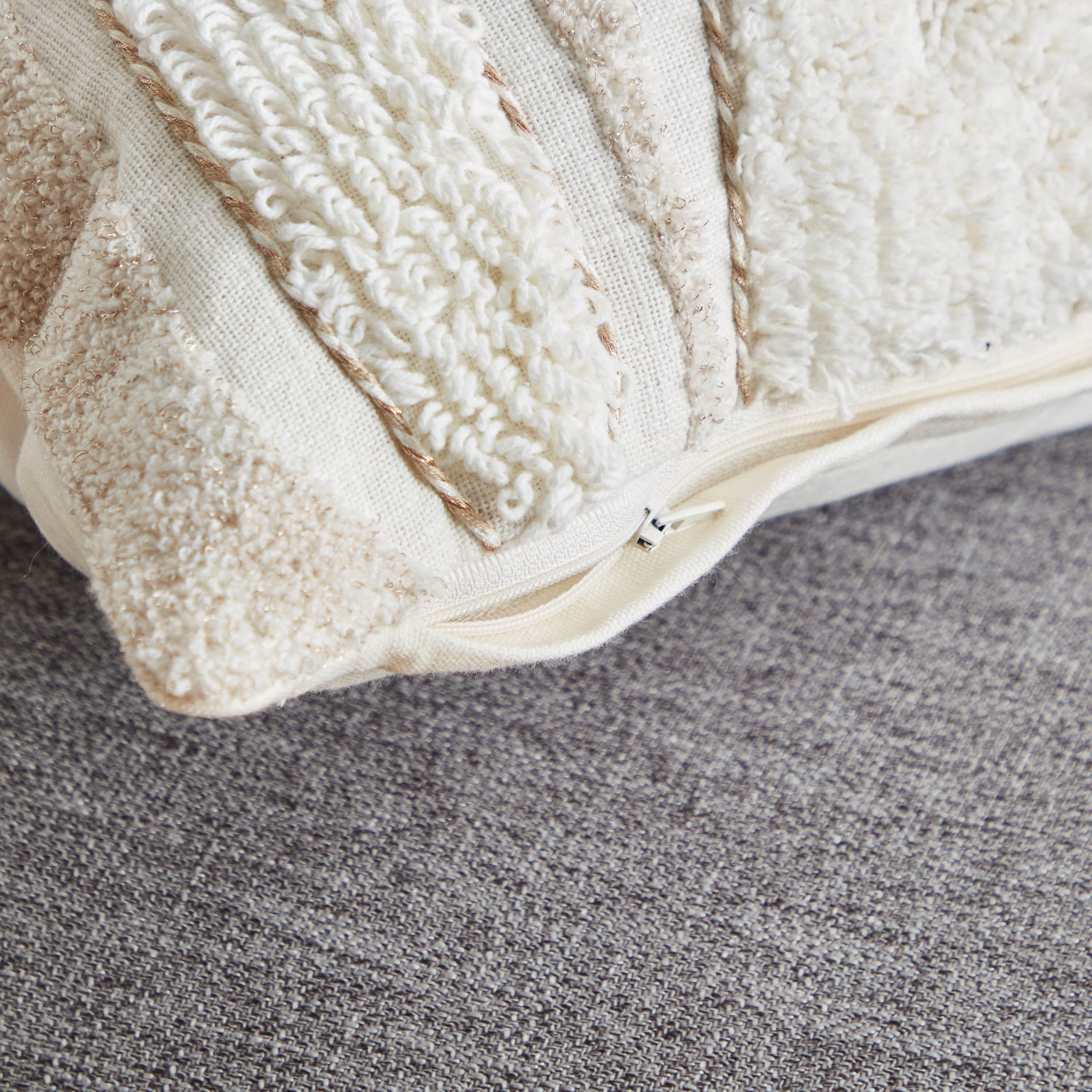 وسادة محشوة معنقدة من البتراء- 45x45 سم-hbxlivingroom-furnishings-cushionsandcovers-filledcushions-image-4
