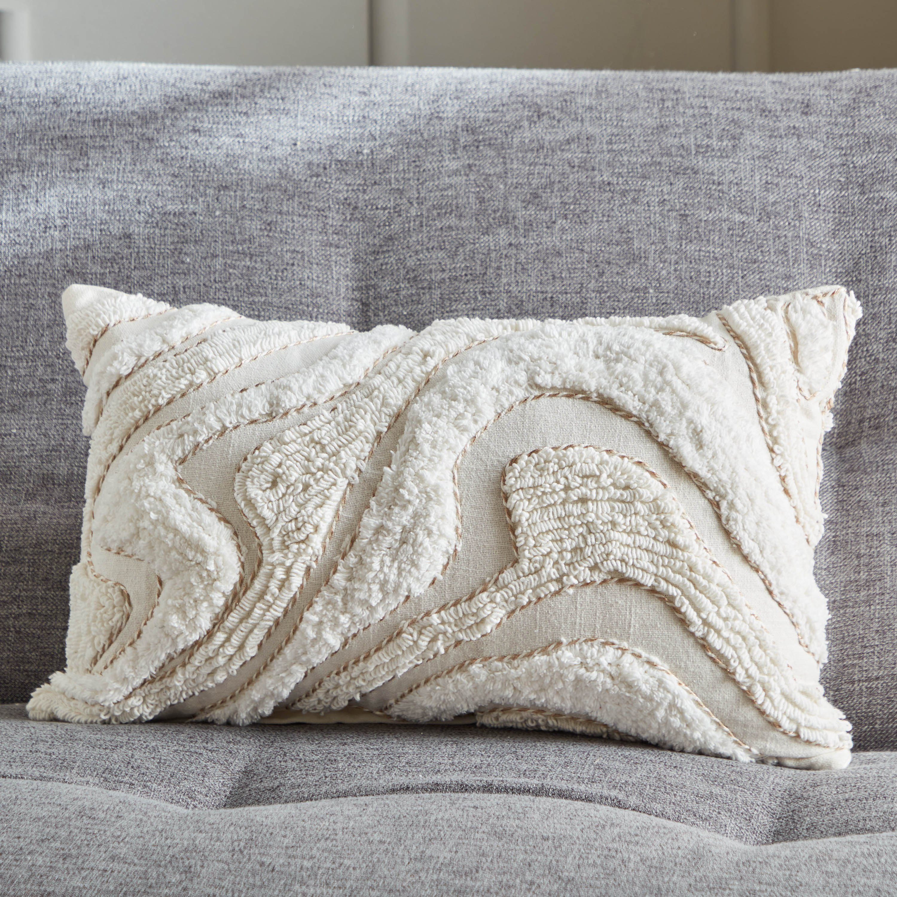 وسادة محشوة معنقدة من بيترا - 30x50 سم-hbxlivingroom-furnishings-cushionsandcovers-filledcushions-image-1