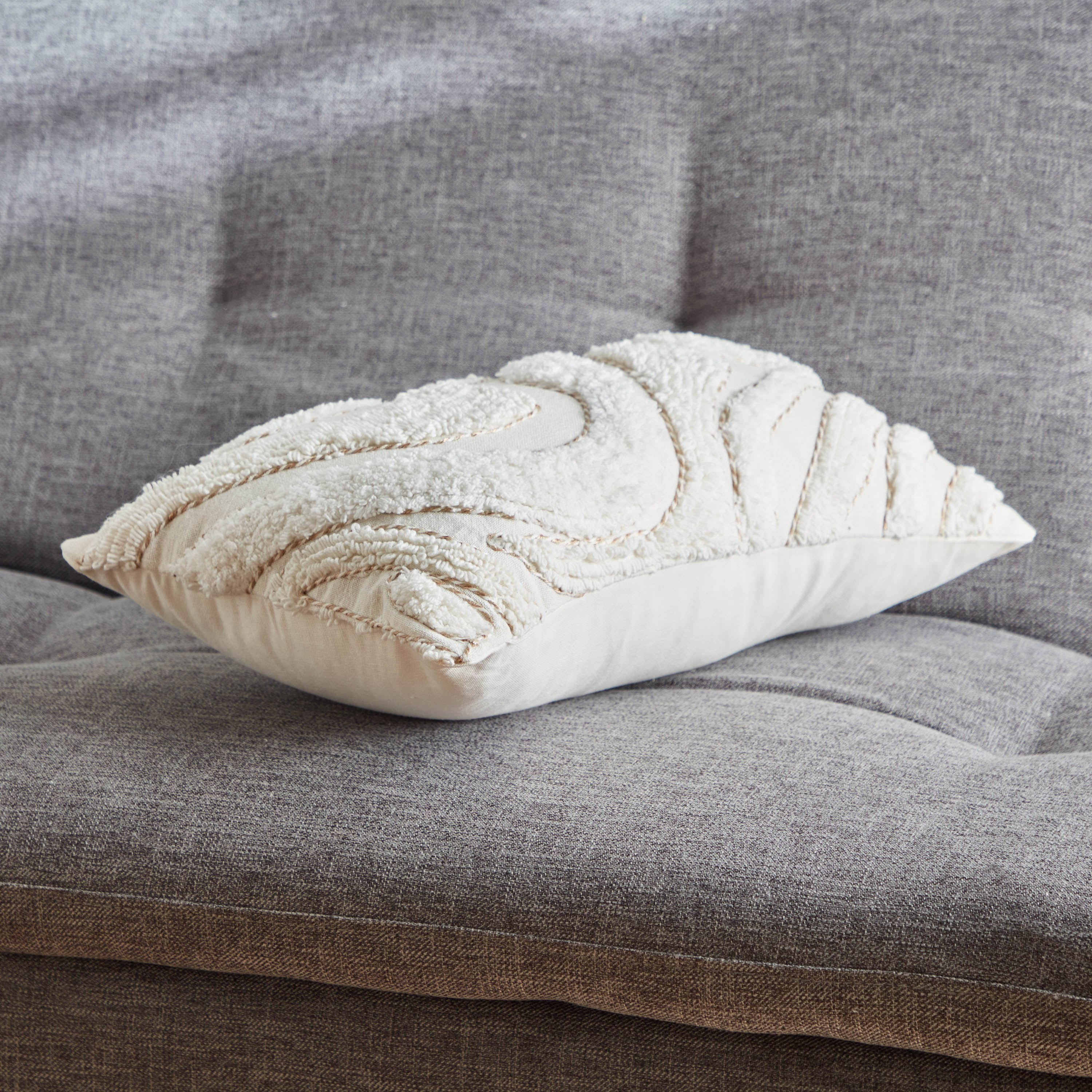 وسادة محشوة معنقدة من بيترا - 30x50 سم-hbxlivingroom-furnishings-cushionsandcovers-filledcushions-image-3