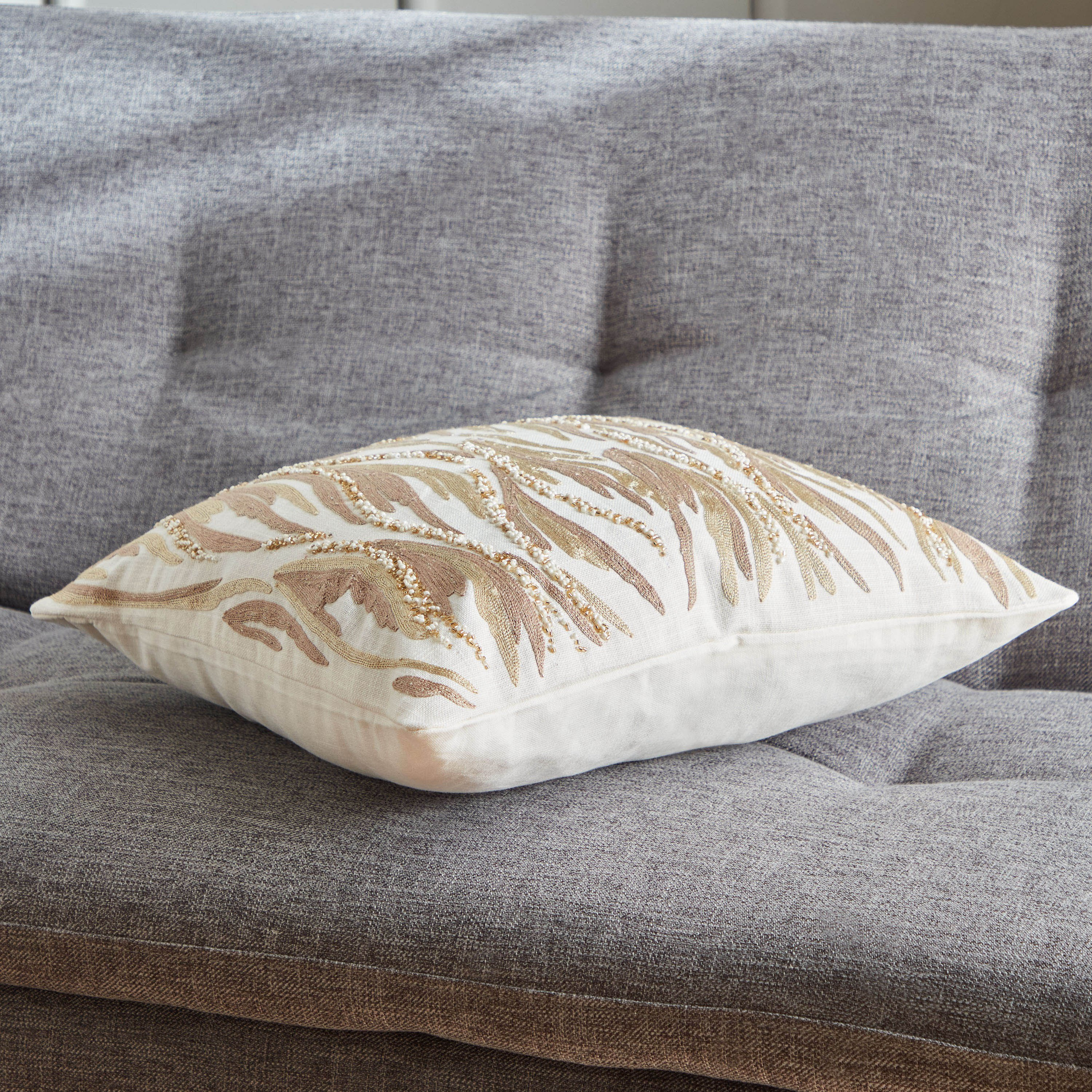وسادة محشوة مطرّزة من بيترا - 45x45 سم-hbxlivingroom-furnishings-cushionsandcovers-filledcushions-image-3