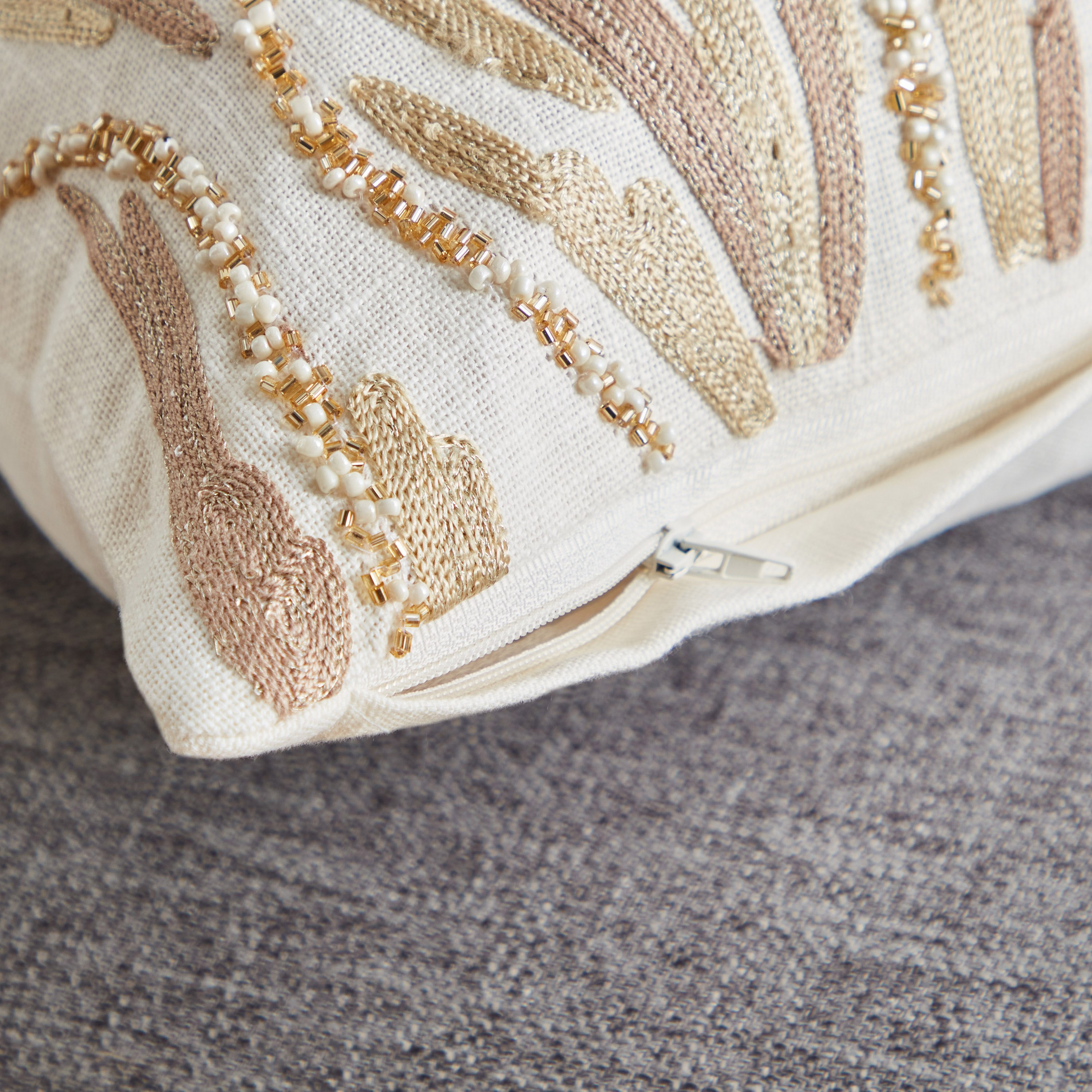 وسادة محشوة مطرّزة من بيترا - 45x45 سم-hbxlivingroom-furnishings-cushionsandcovers-filledcushions-image-4