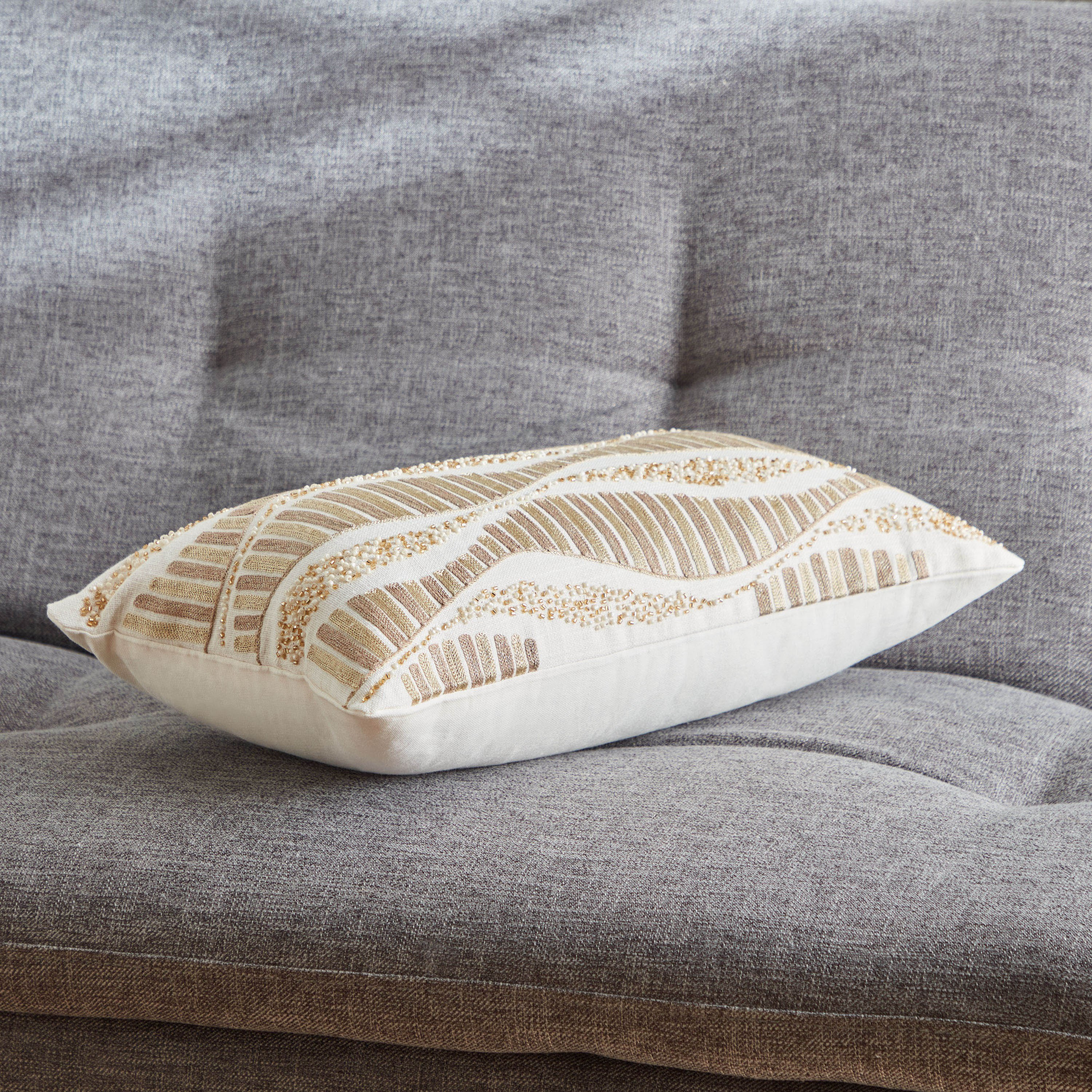 وسادة محشوة مطرّزة من بيترا - 30x50 سم-hbxlivingroom-furnishings-cushionsandcovers-filledcushions-image-3