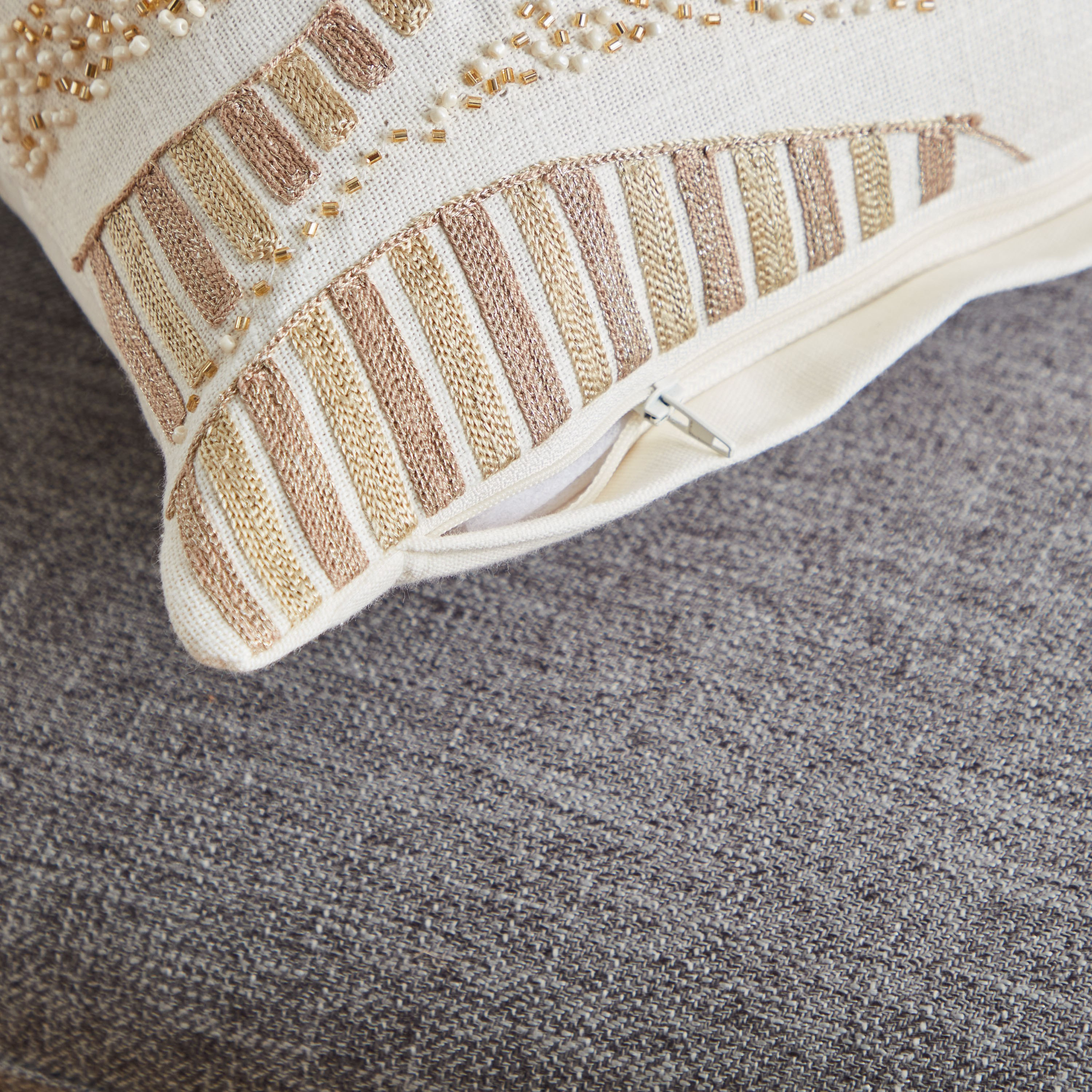 وسادة محشوة مطرّزة من بيترا - 30x50 سم-hbxlivingroom-furnishings-cushionsandcovers-filledcushions-image-4
