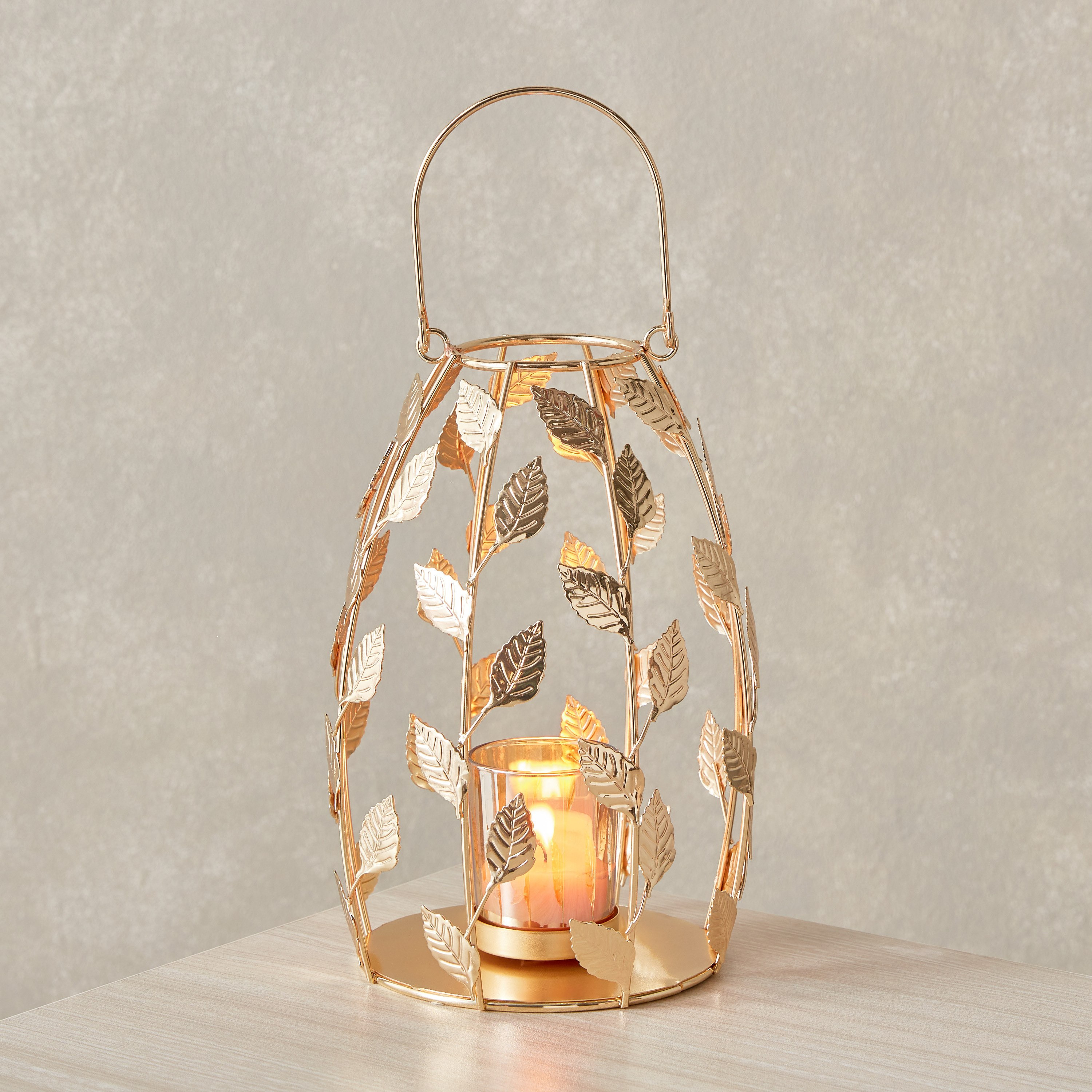 حامل شموع معدني بتصميم ورقة شجر مع زجاج فوتيف من أورلي - 14.5x23 سم-hbxdecorandfurnishings-homeaccessories-lanterns-image-1