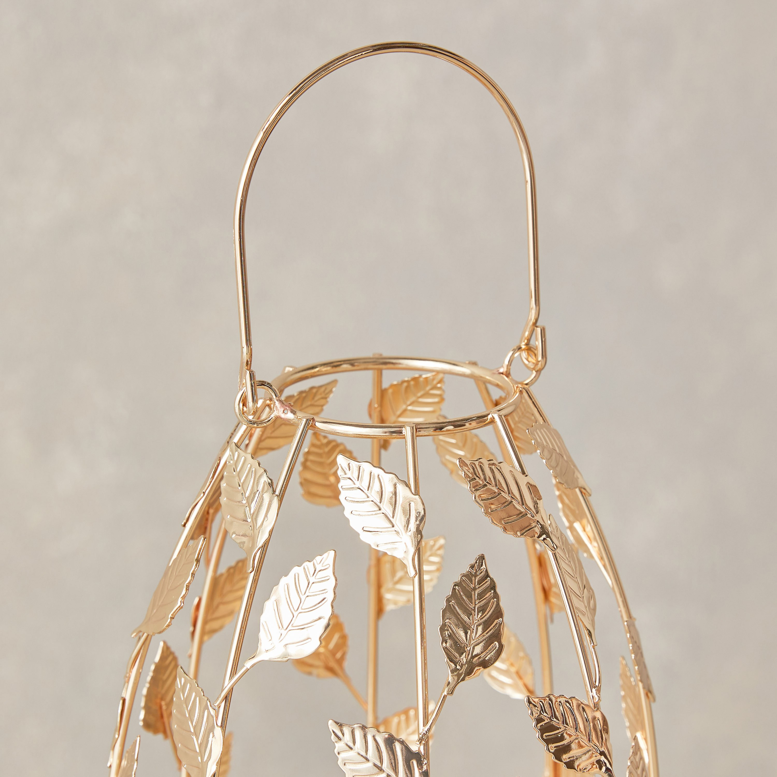 حامل شموع معدني بتصميم ورقة شجر مع زجاج فوتيف من أورلي - 14.5x23 سم-hbxdecorandfurnishings-homeaccessories-lanterns-image-3