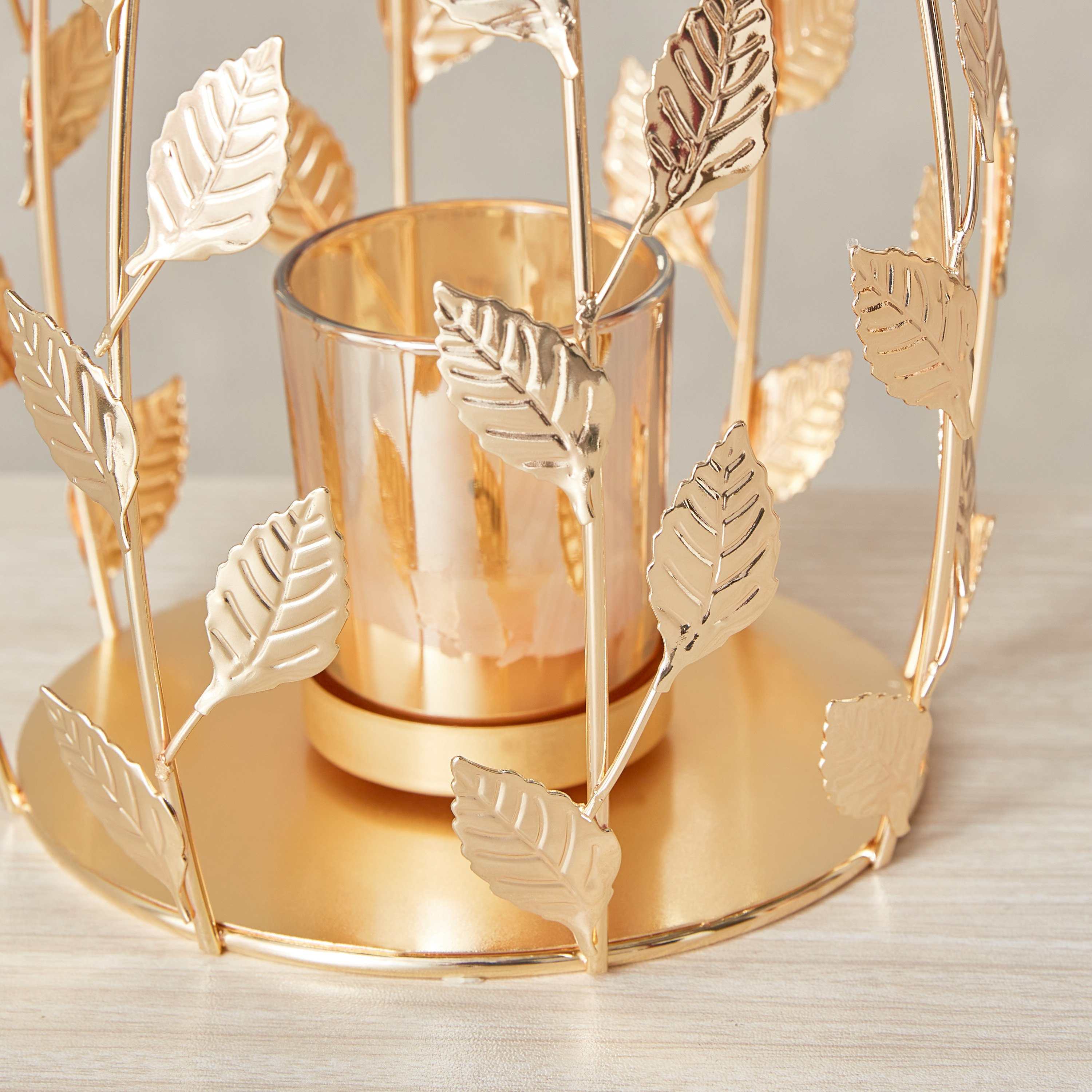 حامل شموع معدني بتصميم ورقة شجر مع زجاج فوتيف من أورلي - 14.5x23 سم-hbxdecorandfurnishings-homeaccessories-lanterns-image-4