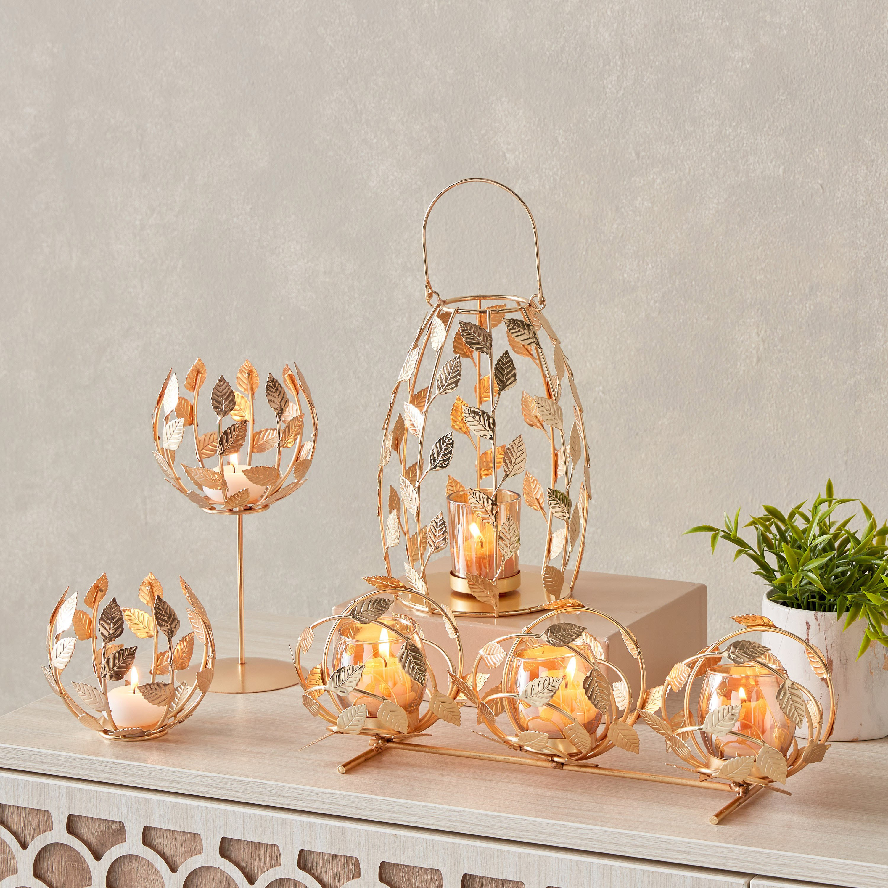 حامل شموع معدني بتصميم ورقة شجر مع زجاج فوتيف من أورلي - 14.5x23 سم-hbxdecorandfurnishings-homeaccessories-lanterns-image-5