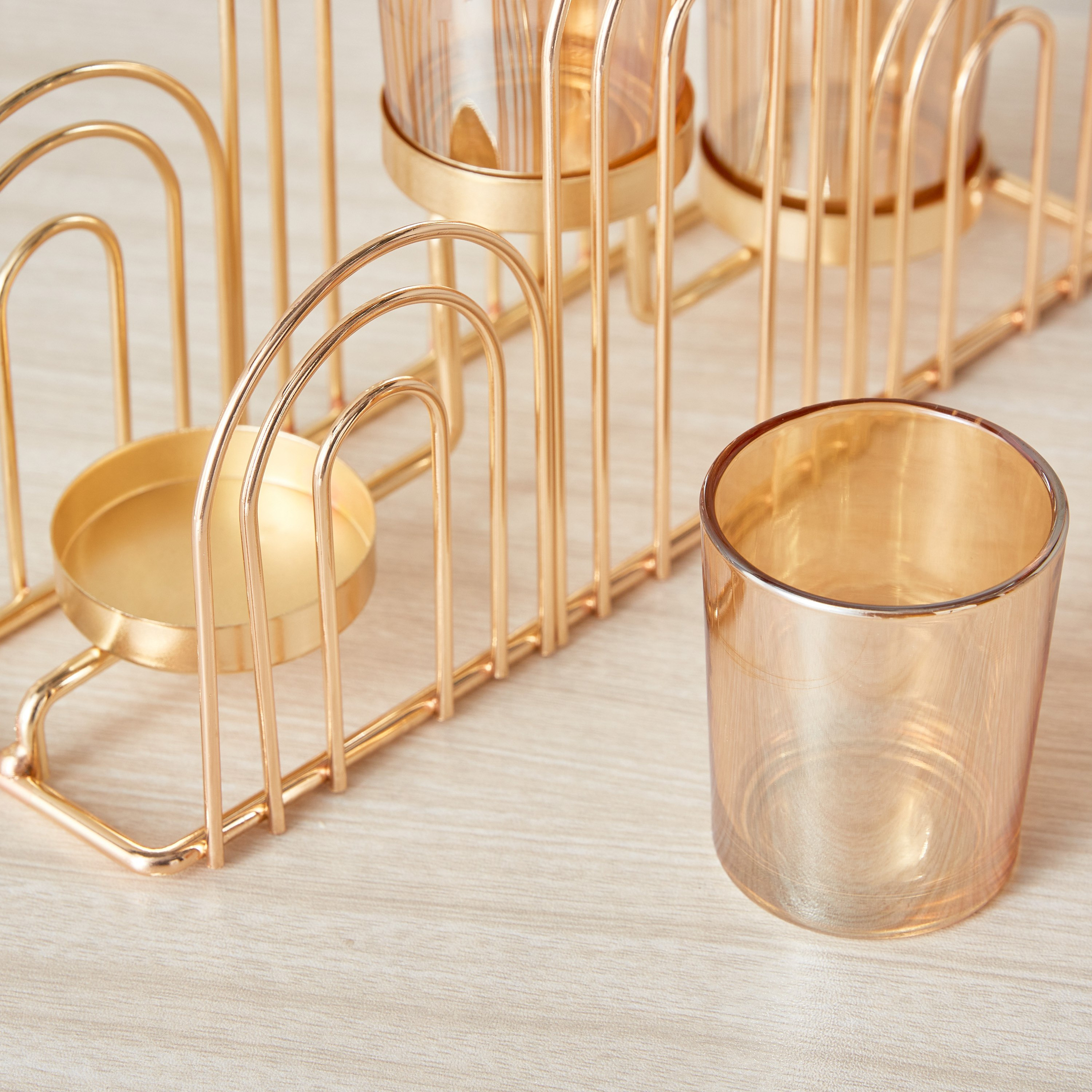 حامل شموع معدني بتصميم قوس مع زجاج فوتيف من أورلي - 25x7x14 سم-hbxlivingroom-decorandaccessories-candleholders-image-4