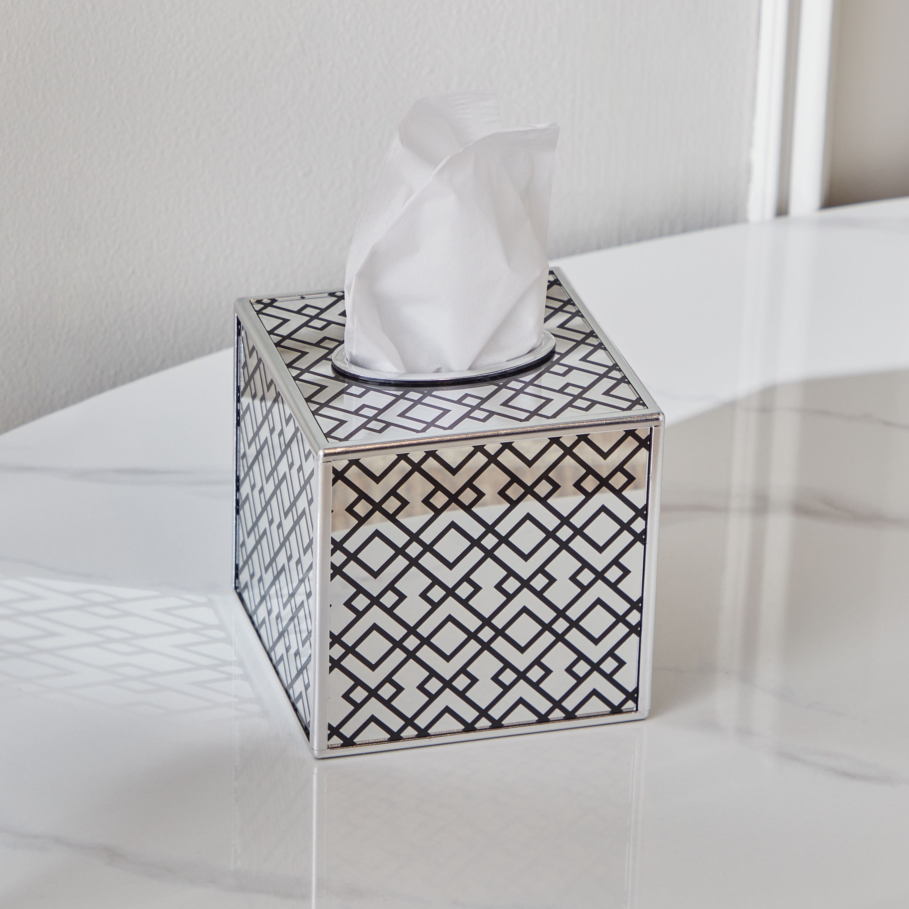 صندوق مناديل زجاج بطبعات وتشطيب ذهبي براق من كارلا - 13.5x13.5x13.5 سم-hbxdecorandfurnishings-homeaccessories-novelties-image-1