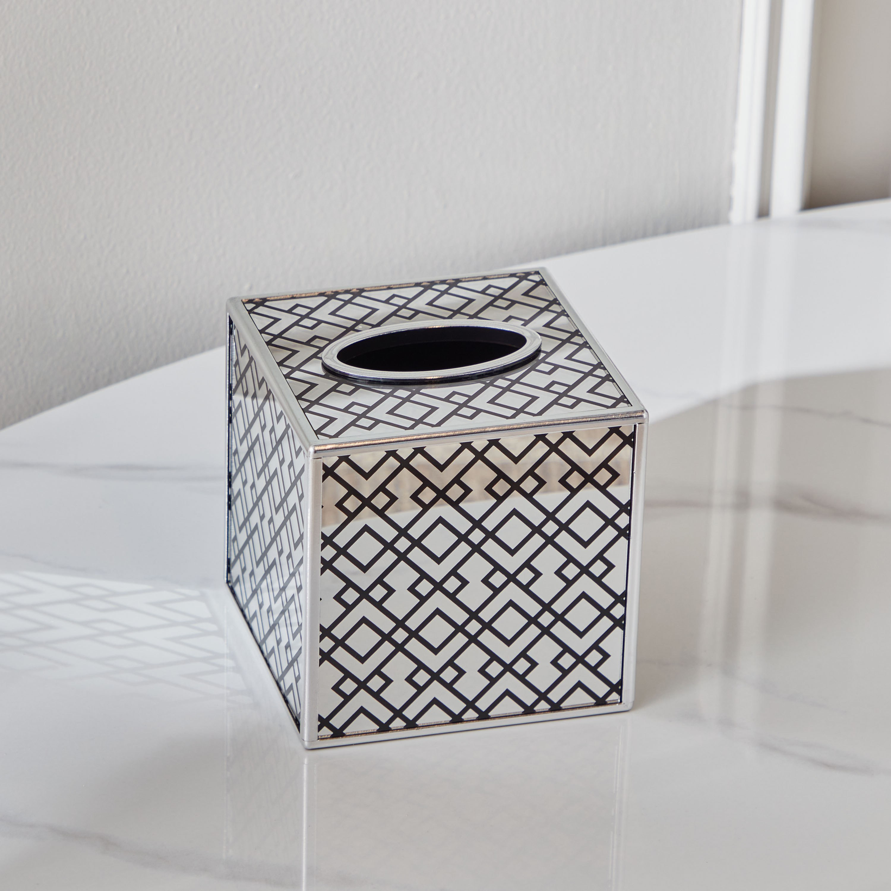 صندوق مناديل زجاج بطبعات وتشطيب ذهبي براق من كارلا - 13.5x13.5x13.5 سم-hbxdecorandfurnishings-homeaccessories-novelties-image-2