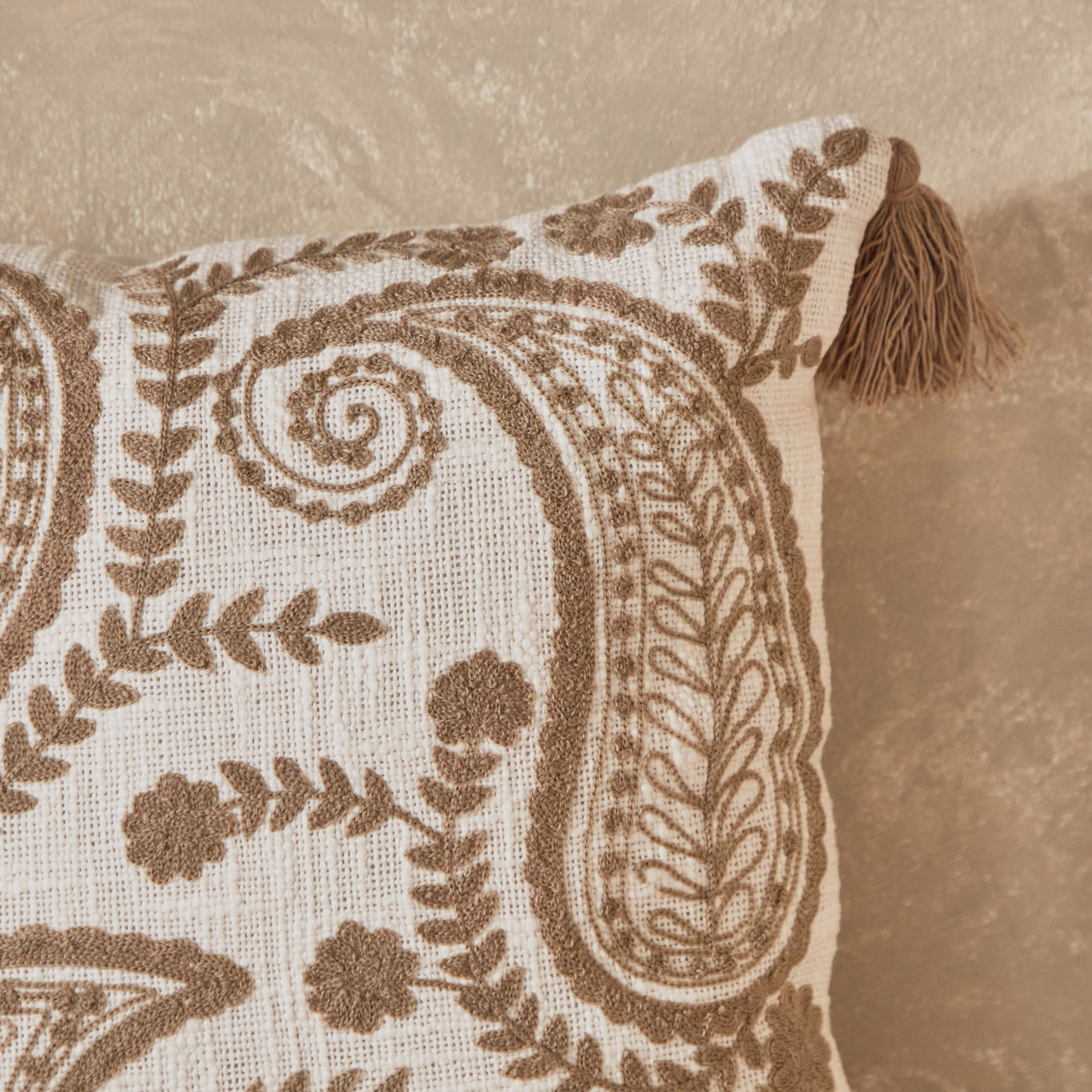 وسادة بتطريز بيزلي من مهرجان إسنا - 40x40 سم -hbxlivingroom-furnishings-cushionsandcovers-filledcushions-image-2