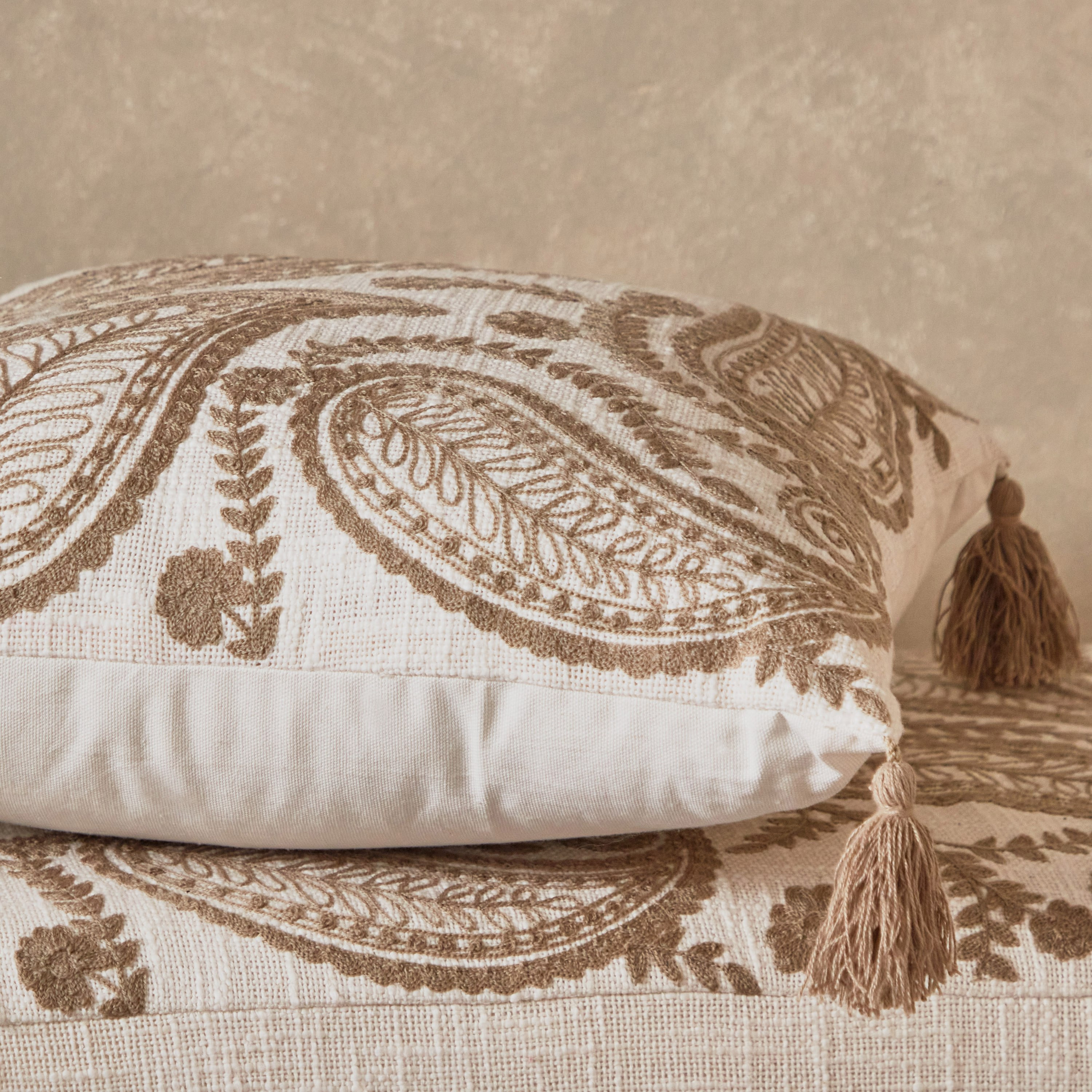 وسادة بتطريز بيزلي من مهرجان إسنا - 40x40 سم -hbxlivingroom-furnishings-cushionsandcovers-filledcushions-image-3