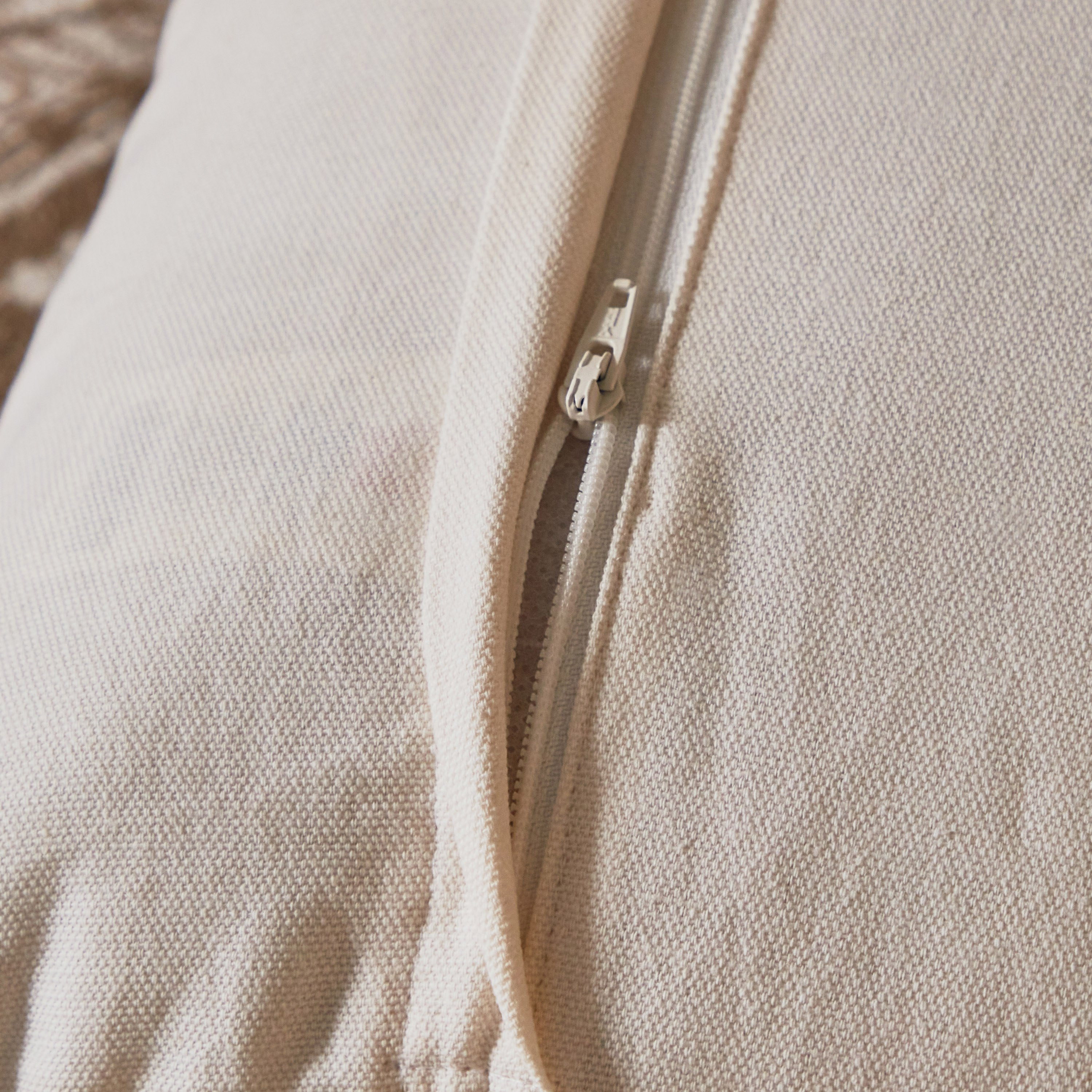 وسادة بتطريز بيزلي من مهرجان إسنا - 40x40 سم -hbxlivingroom-furnishings-cushionsandcovers-filledcushions-image-4