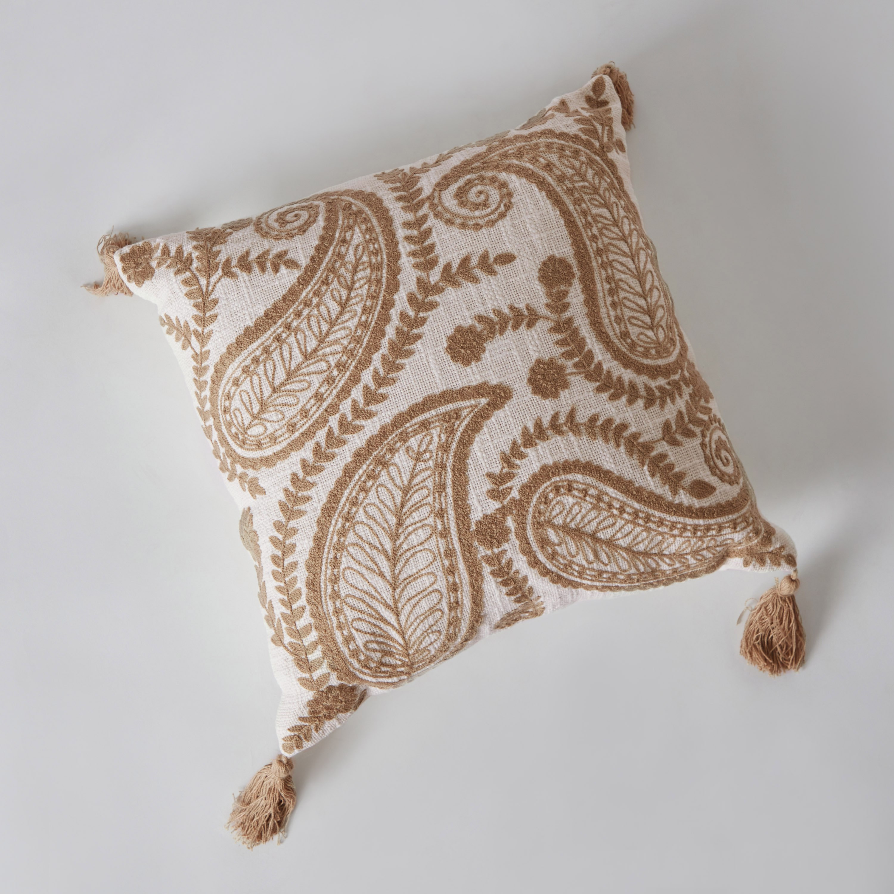 وسادة بتطريز بيزلي من مهرجان إسنا - 40x40 سم -hbxlivingroom-furnishings-cushionsandcovers-filledcushions-image-6