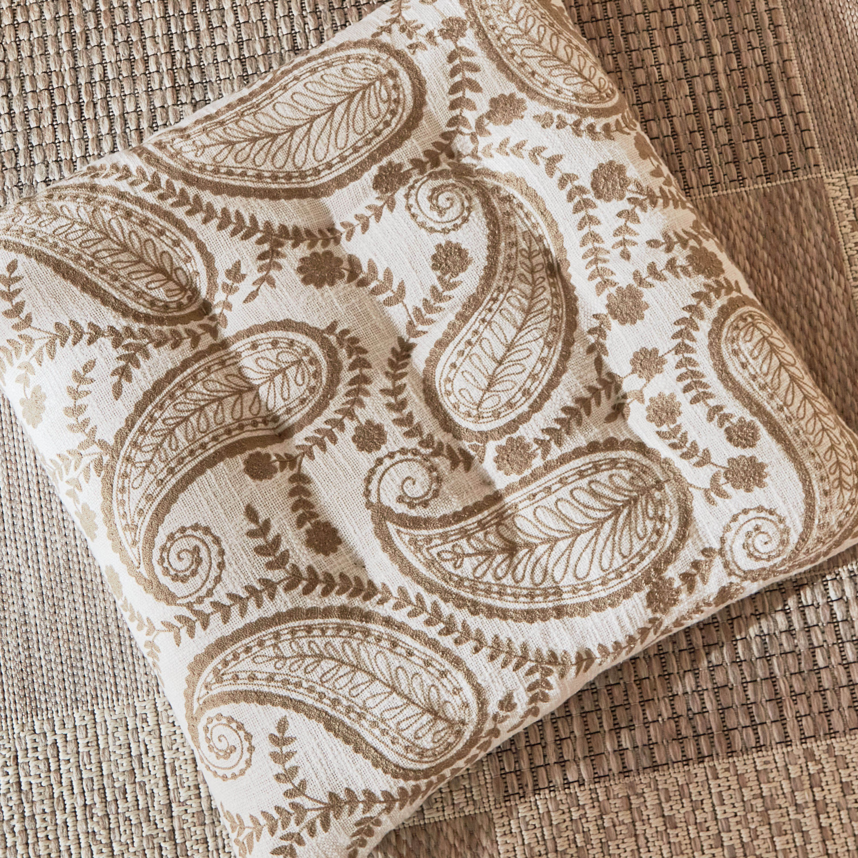 وسادة بتطريز بيزلي من مهرجان إسنا - 60x60 سم -hbxlivingroom-furnishings-cushionsandcovers-filledcushions-image-2