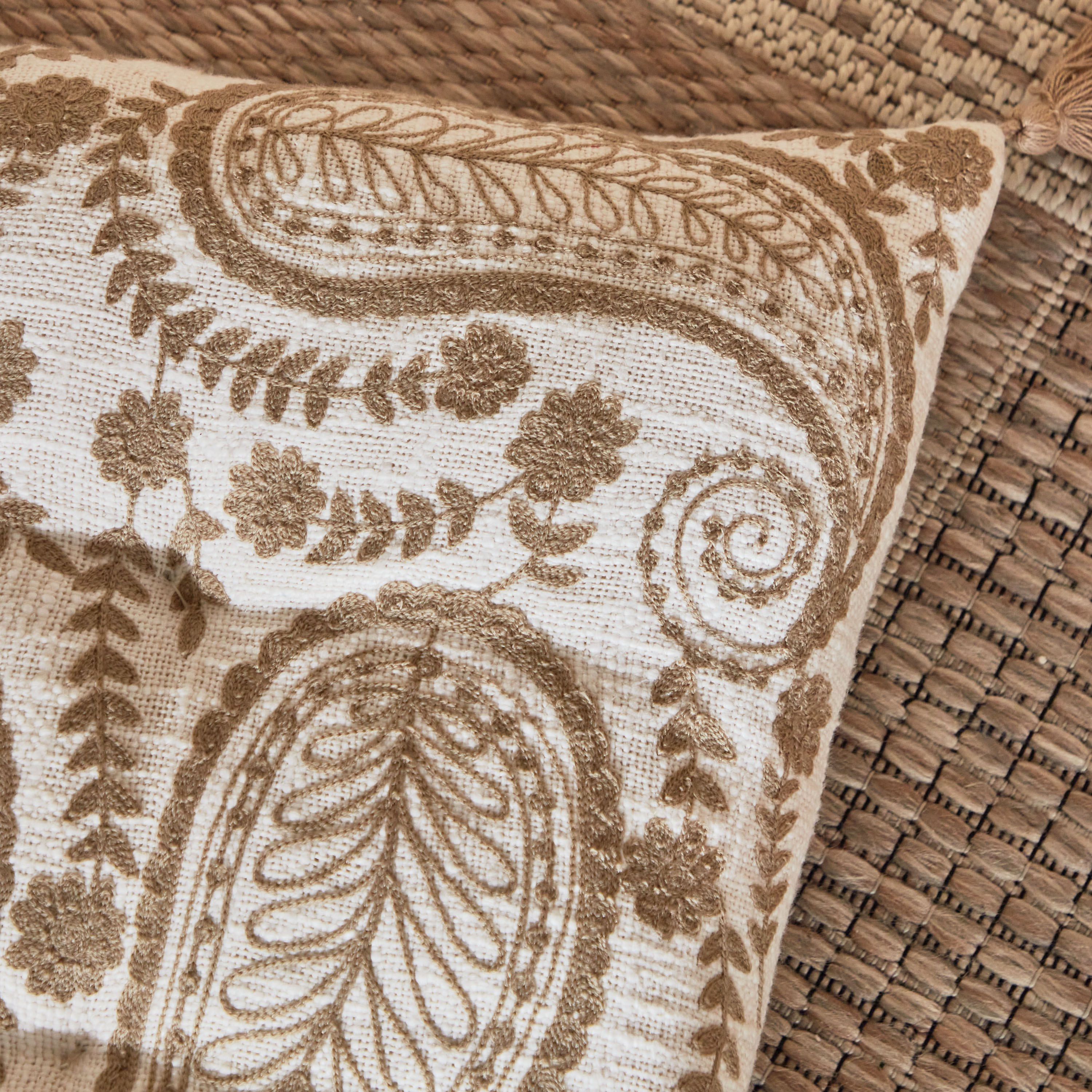 وسادة بتطريز بيزلي من مهرجان إسنا - 60x60 سم -hbxlivingroom-furnishings-cushionsandcovers-filledcushions-image-3