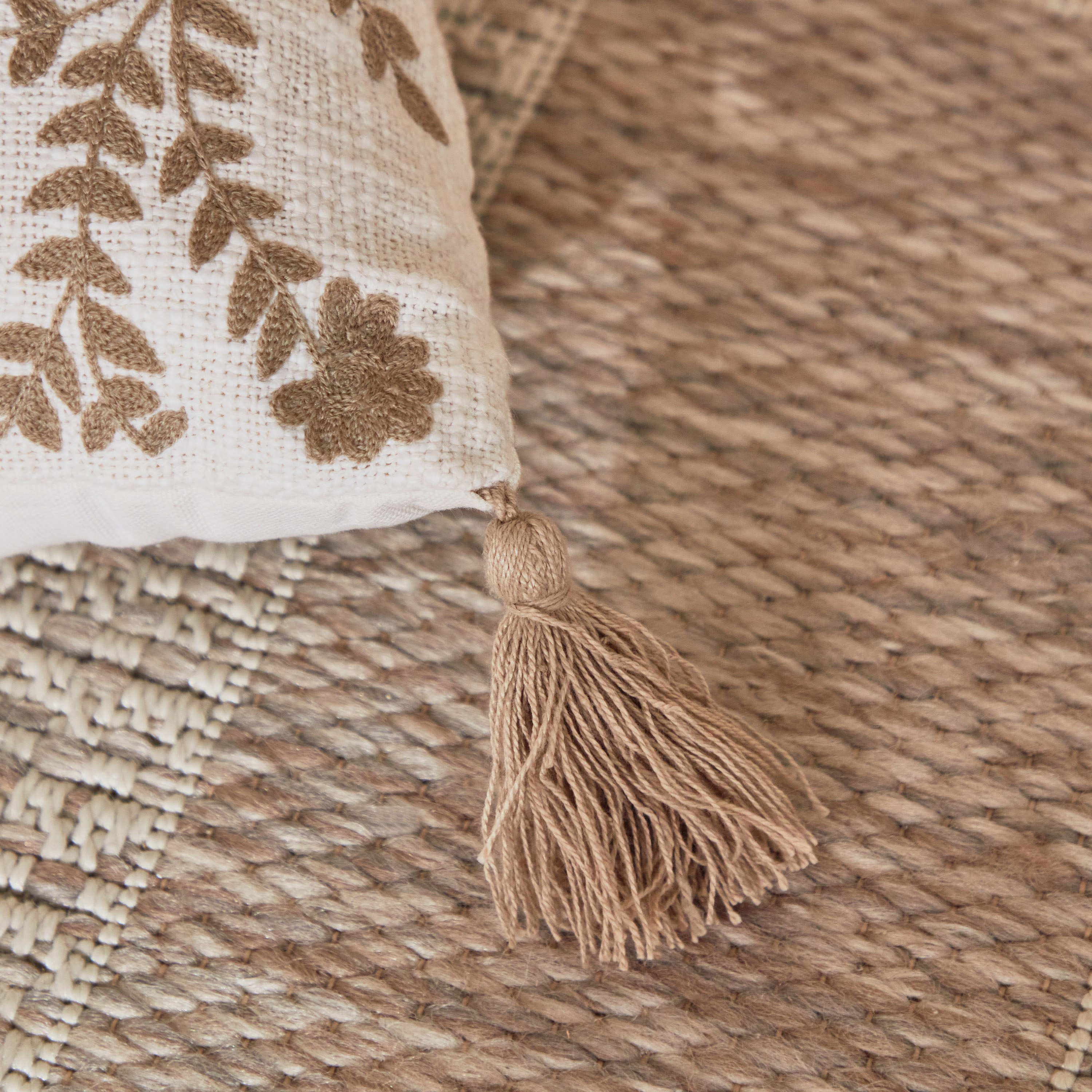وسادة بتطريز بيزلي من مهرجان إسنا - 60x60 سم -hbxlivingroom-furnishings-cushionsandcovers-filledcushions-image-4