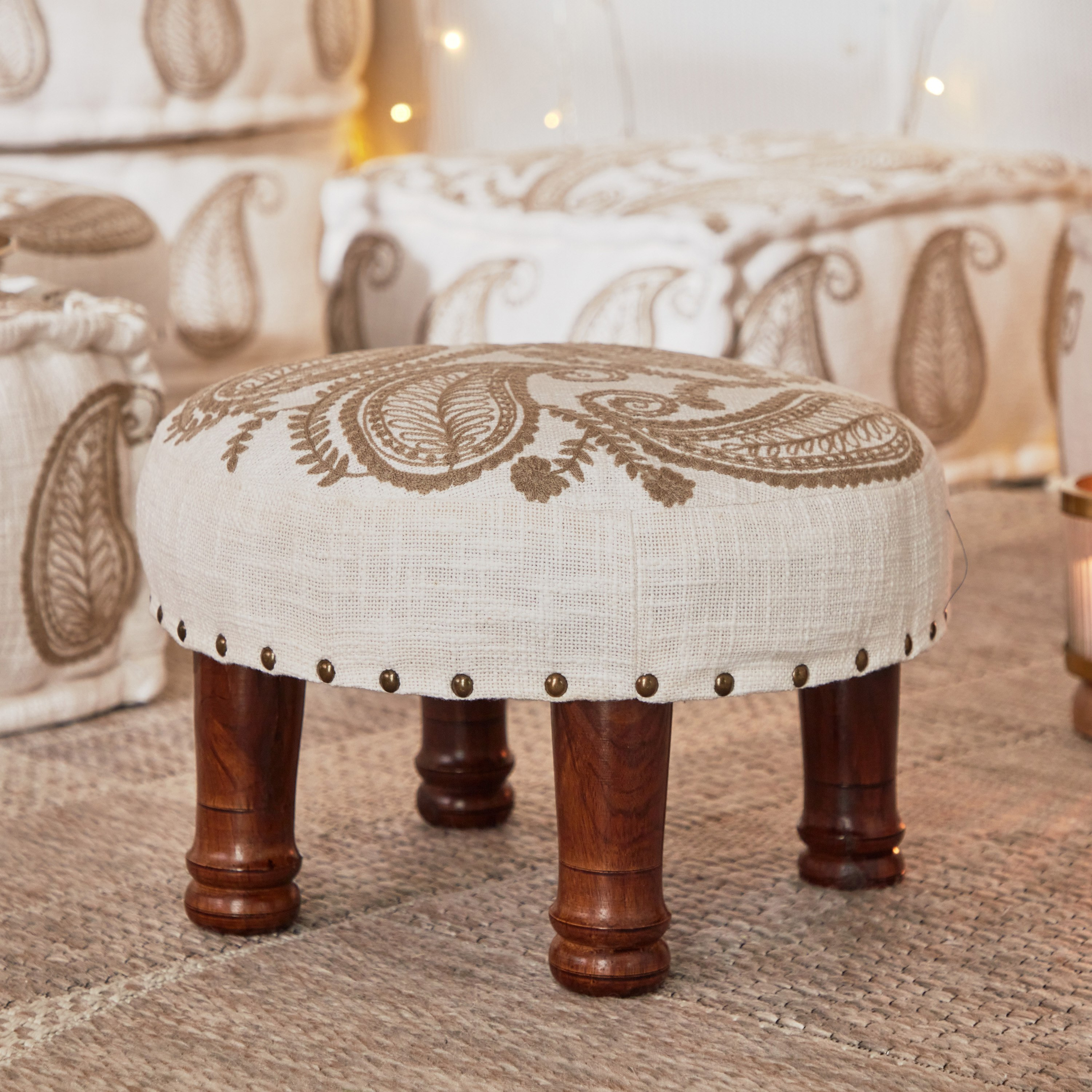 مقعد مستدير بتطريز بيزلي من مهرجان إسنا - 40x40x24 سم-hbxlivingroom-sofasandarmchairs-ottomansandfootstools-image-2