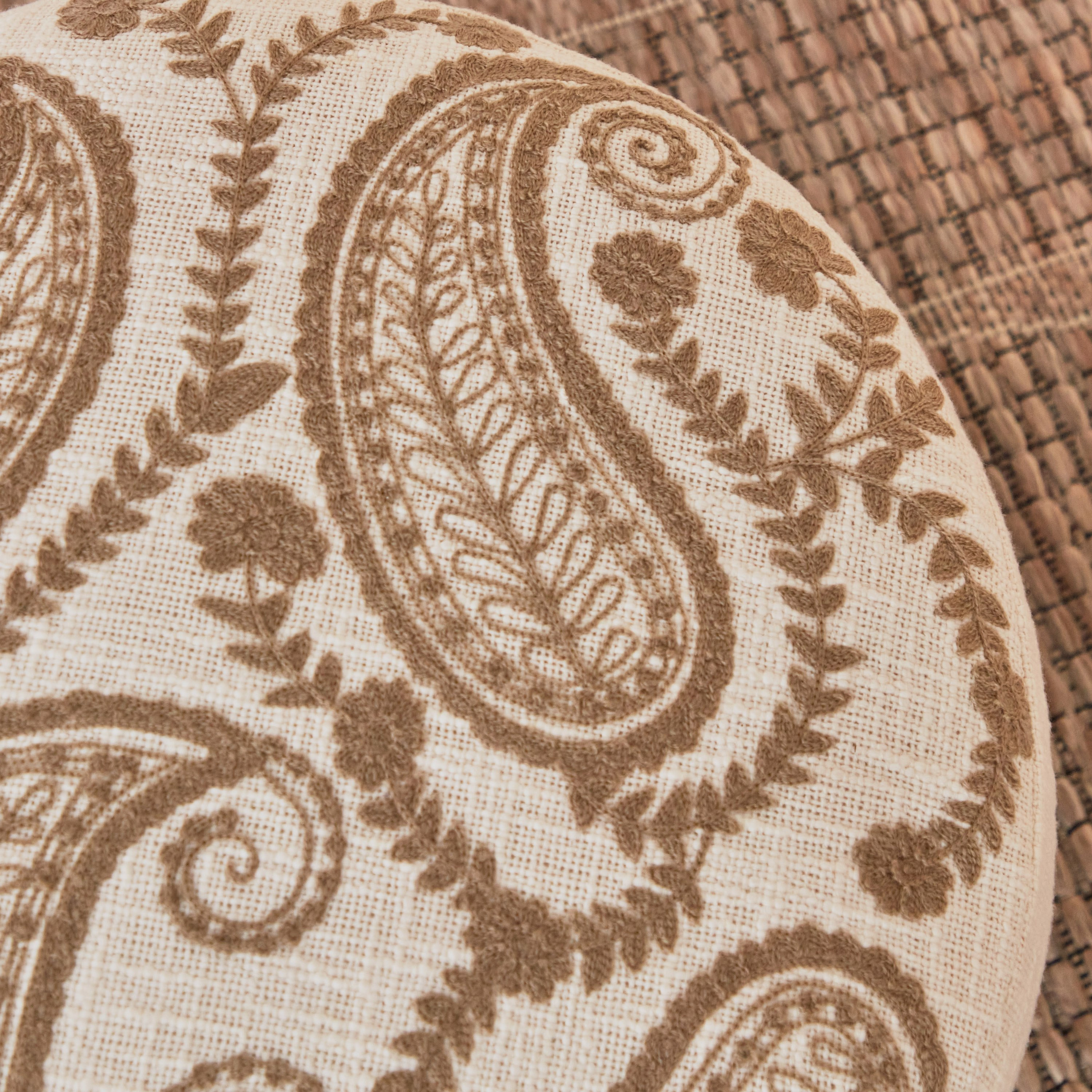 مقعد مستدير بتطريز بيزلي من مهرجان إسنا - 40x40x24 سم-hbxlivingroom-sofasandarmchairs-ottomansandfootstools-image-3