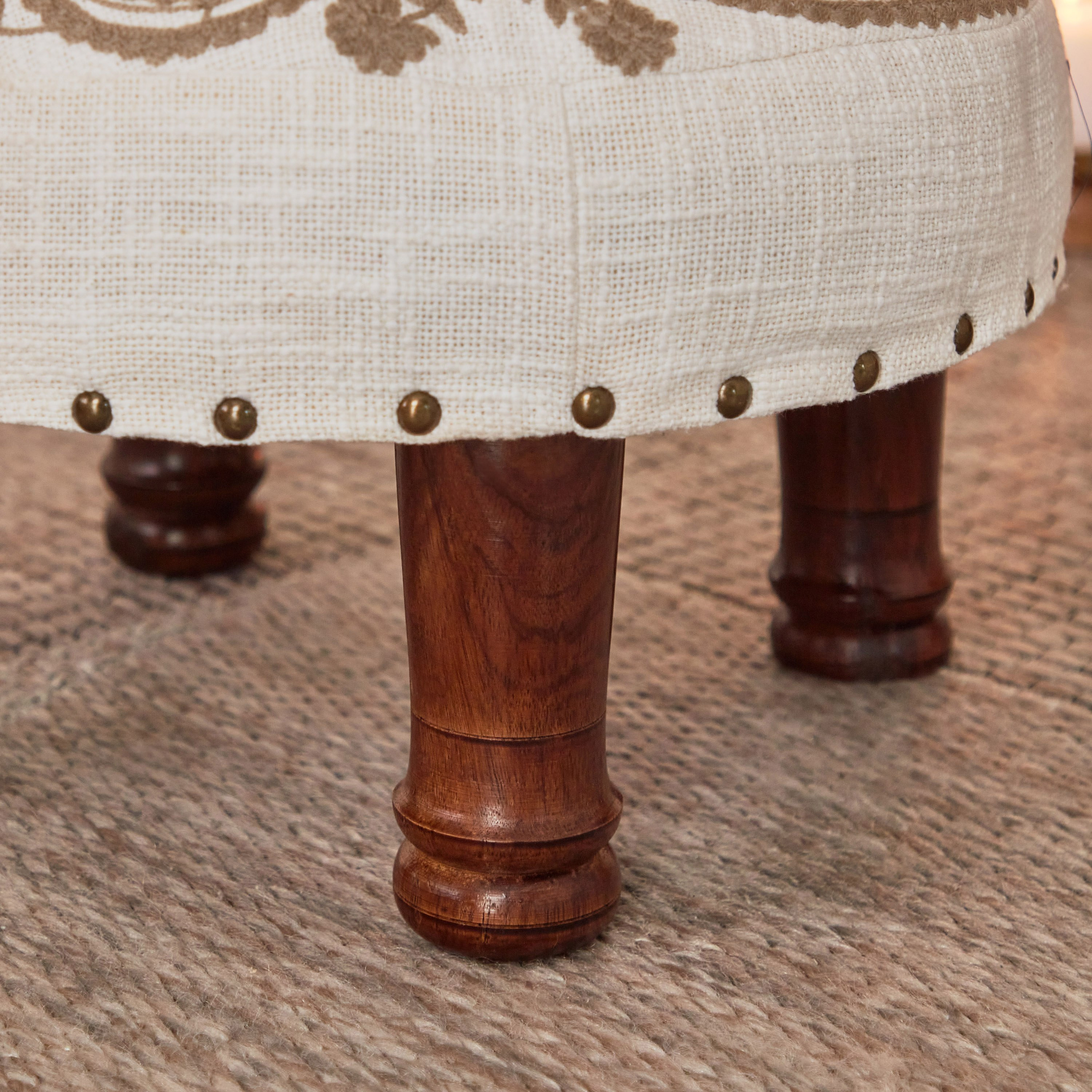 مقعد مستدير بتطريز بيزلي من مهرجان إسنا - 40x40x24 سم-hbxlivingroom-sofasandarmchairs-ottomansandfootstools-image-4
