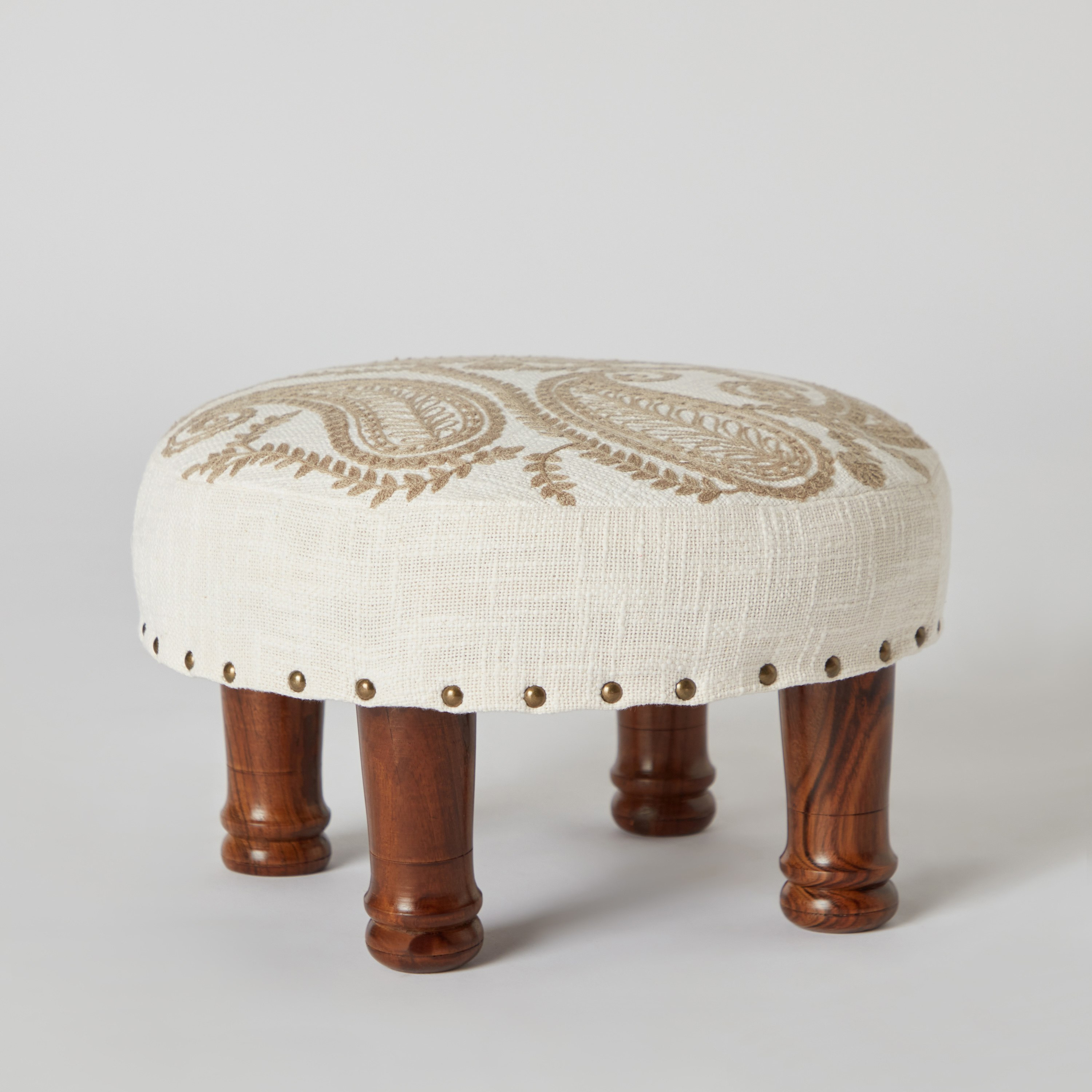 مقعد مستدير بتطريز بيزلي من مهرجان إسنا - 40x40x24 سم-hbxlivingroom-sofasandarmchairs-ottomansandfootstools-image-6