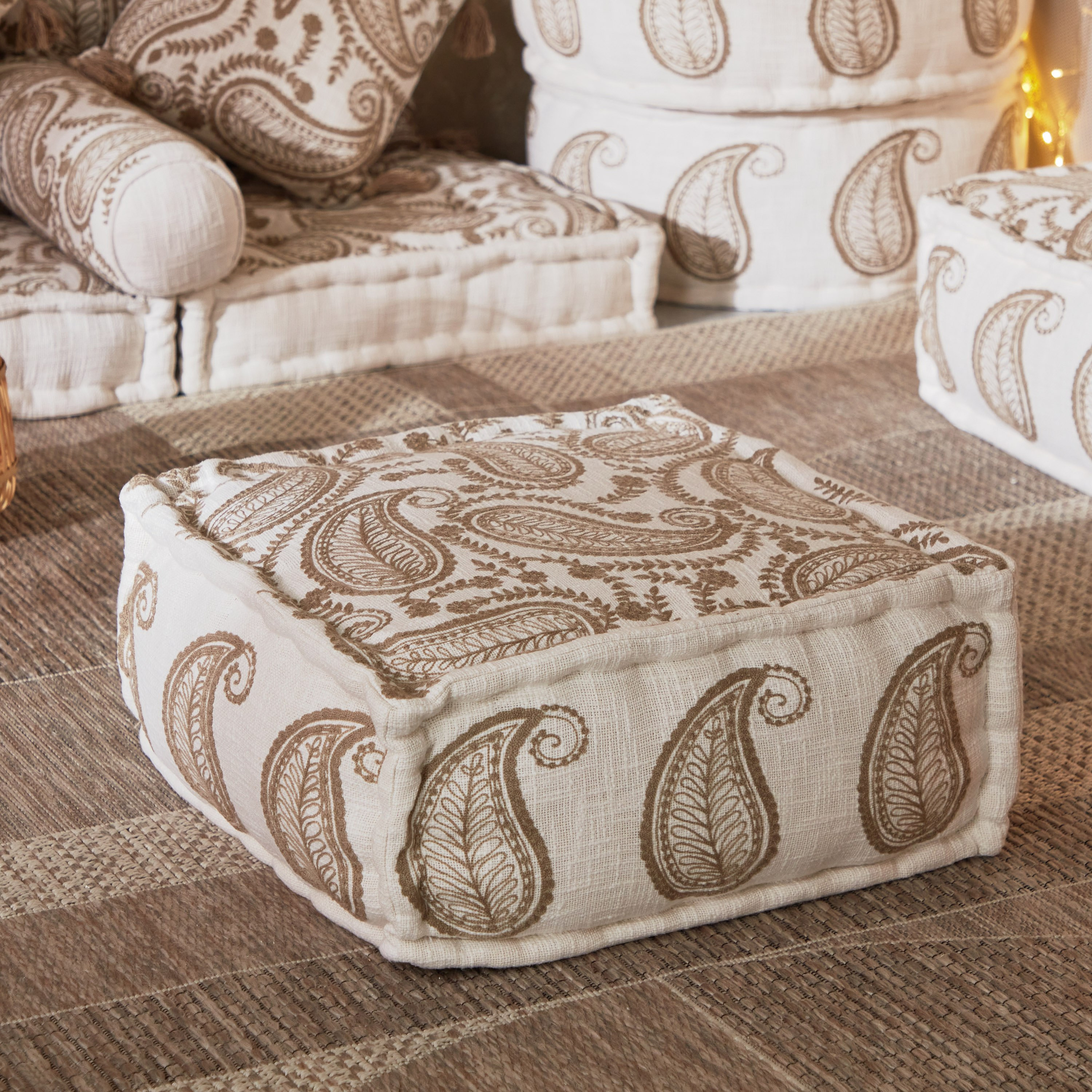 مقعد بوف مربع بتطريز بيزلي من مهرجان إسنا - 50x50x25 سم -hbxlivingroom-sofasandarmchairs-modularsofas-image-1