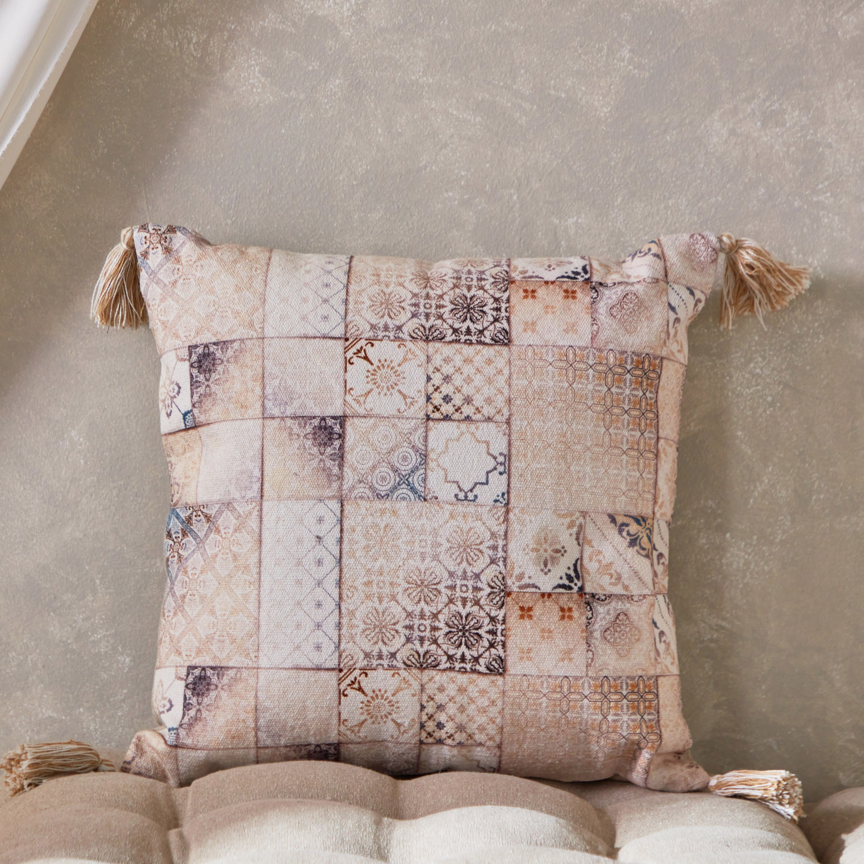 وسادة محشوة برقعّة بطبعات من مهرجانان فيز - 40x40 سم-hbxlivingroom-furnishings-cushionsandcovers-filledcushions-image-1