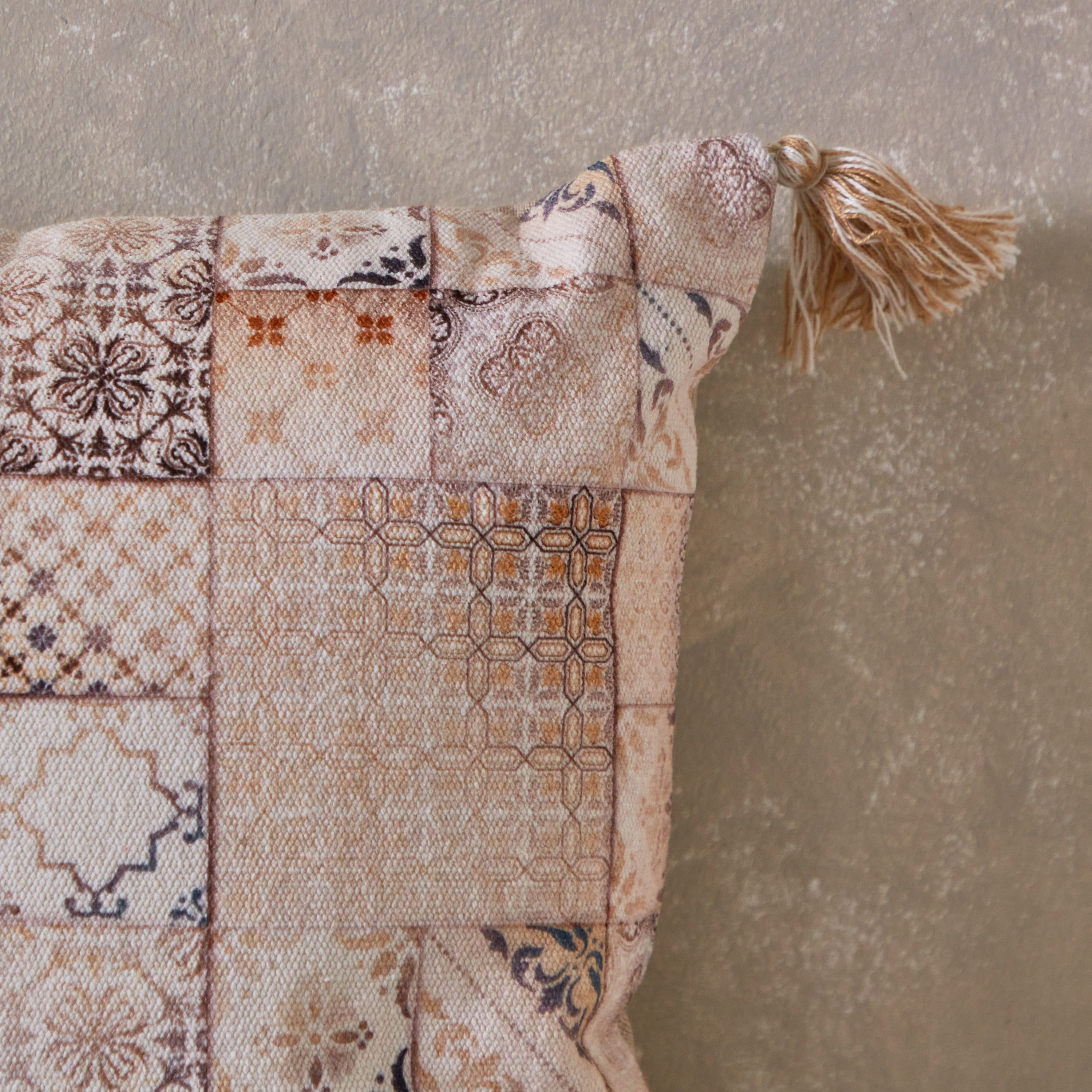 وسادة محشوة برقعّة بطبعات من مهرجانان فيز - 40x40 سم-hbxlivingroom-furnishings-cushionsandcovers-filledcushions-image-2