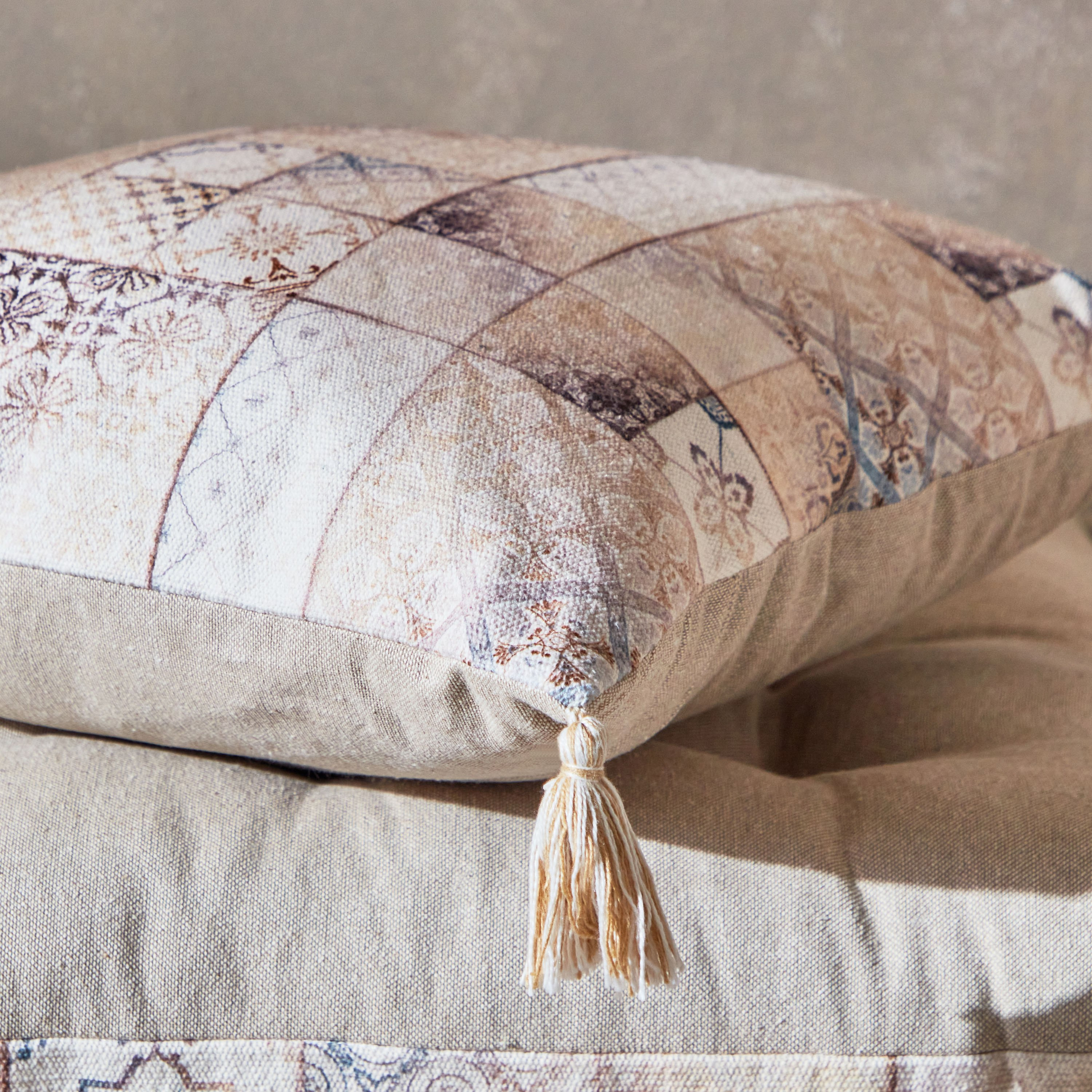 وسادة محشوة برقعّة بطبعات من مهرجانان فيز - 40x40 سم-hbxlivingroom-furnishings-cushionsandcovers-filledcushions-image-3
