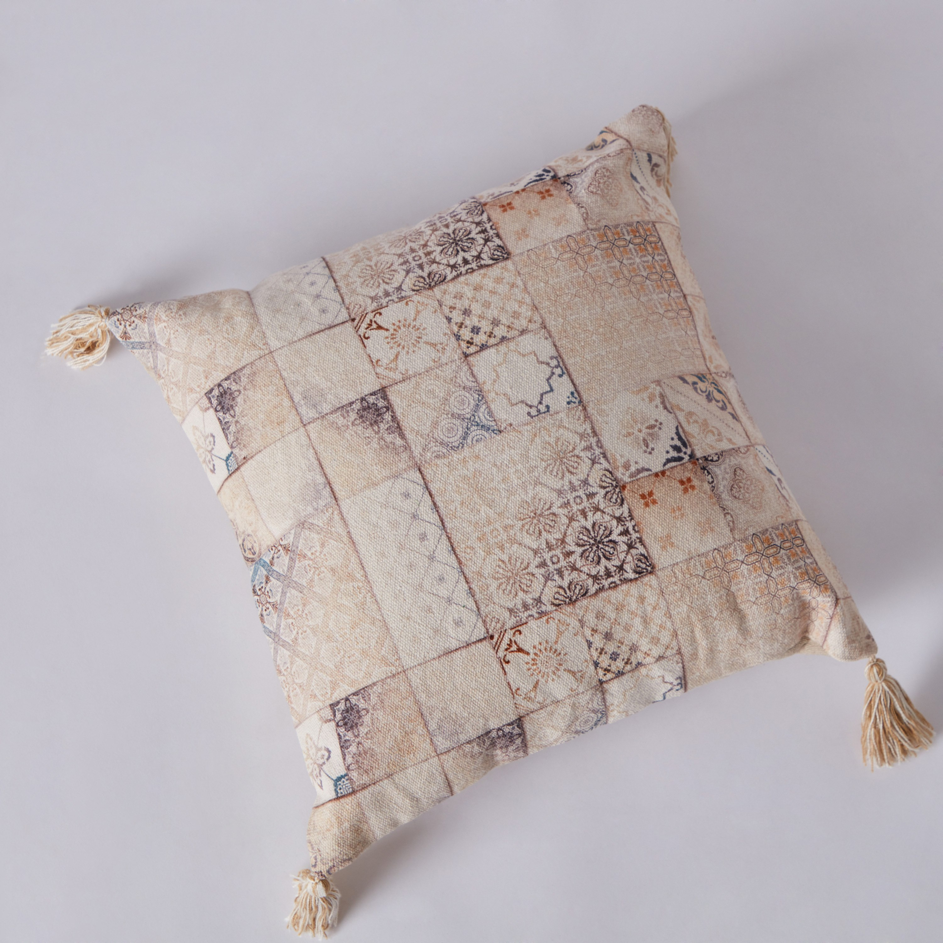 وسادة محشوة برقعّة بطبعات من مهرجانان فيز - 40x40 سم-hbxlivingroom-furnishings-cushionsandcovers-filledcushions-image-6