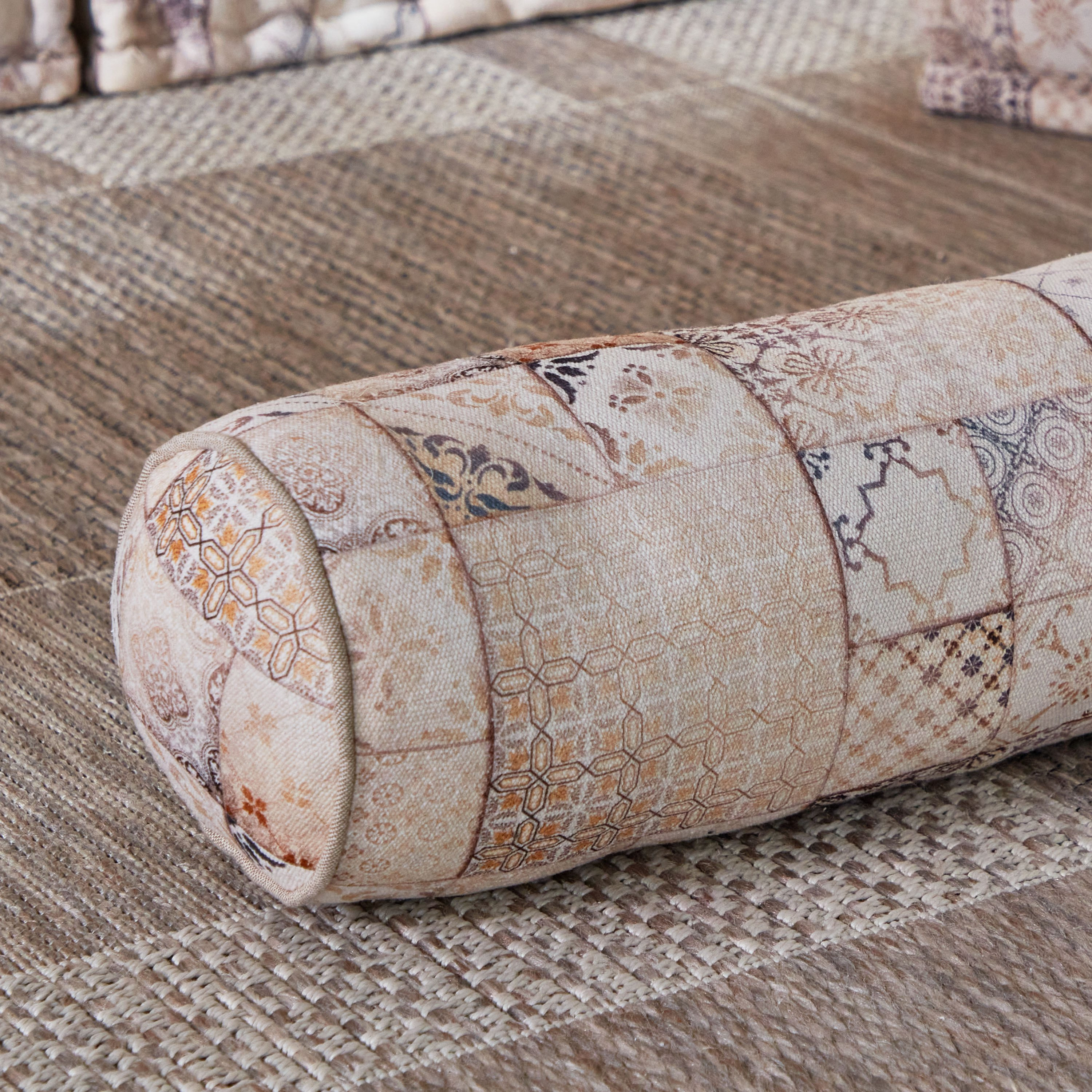 وسادة طويلة بتصميم متداخل وطبعات فيز من مهرجان - 50x20 سم-hbxlivingroom-furnishings-cushionsandcovers-filledcushions-image-2