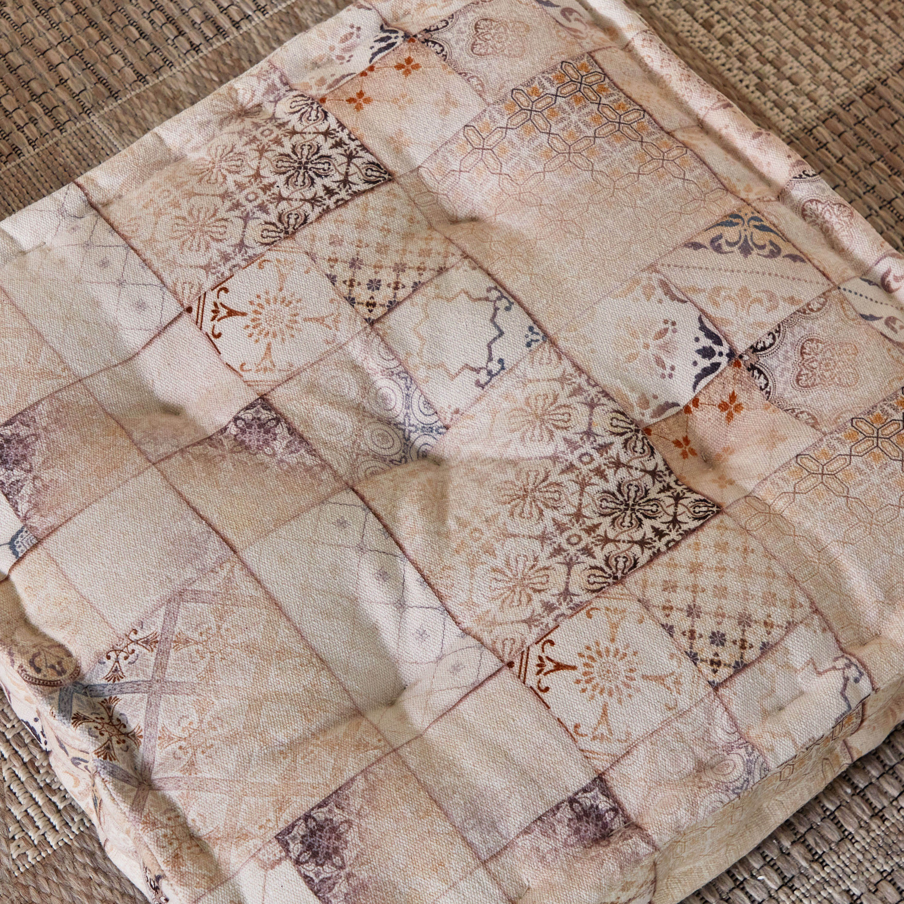 وسادة أرضية برقعة بطبعات من مهرجان فيز- 60x60x12 سم-hbxdecorandfurnishings-homefurnishings-cushionsandcovers-floorcushions-image-2